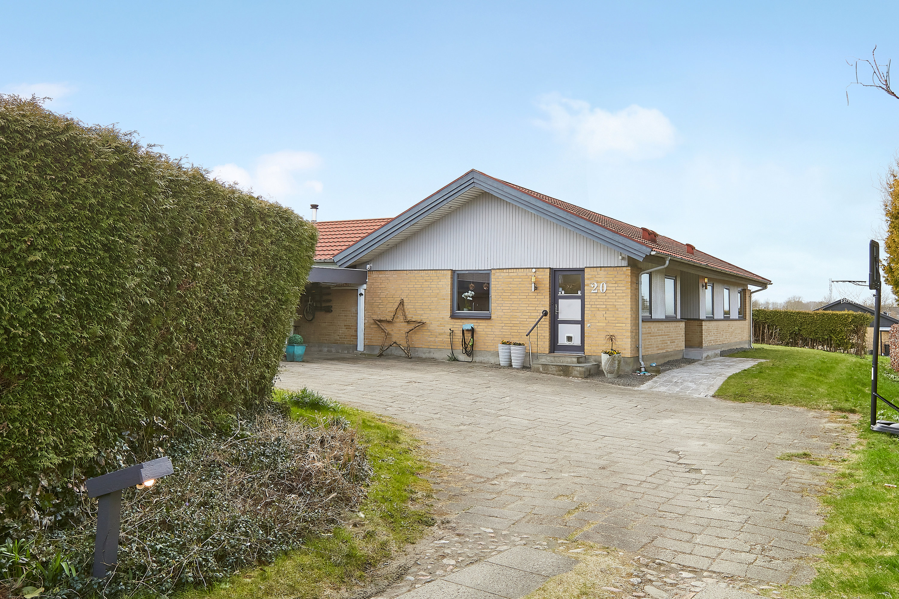 Fremhævet facade billede i fuldskærmstilstand. Billede af Valmuevej 20, Tyrsted, 8700 Horsens