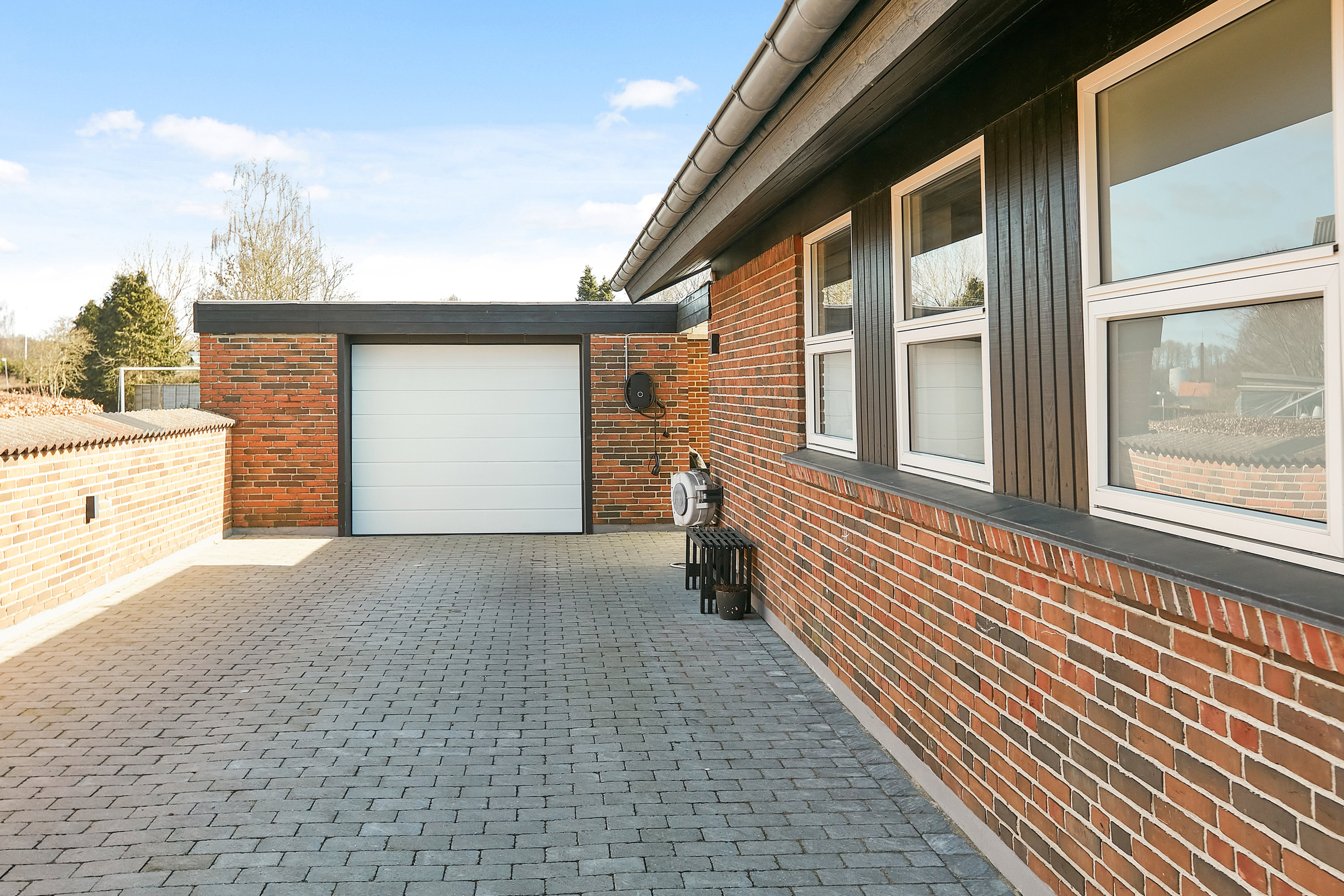 Fremhævet indkørsel billede i fuldskærmstilstand. Billede af Tornbjerg 102, 8732 Hovedgård