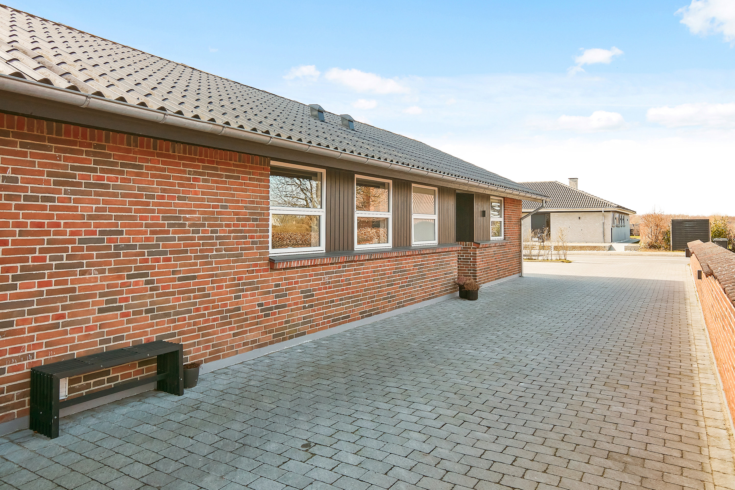 Fremhævet indkørsel billede i fuldskærmstilstand. Billede af Tornbjerg 102, 8732 Hovedgård