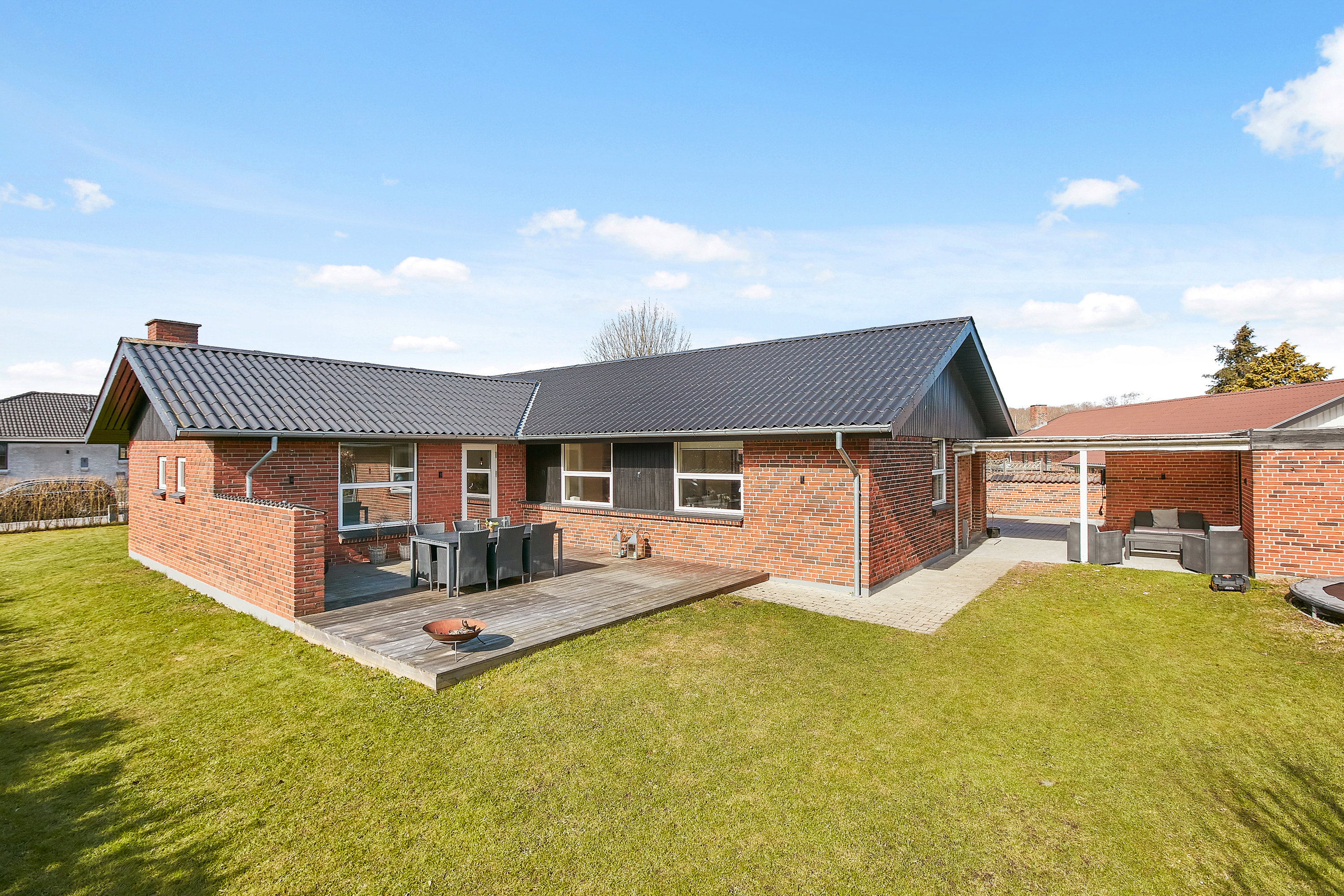 Fremhævet set fra haven billede i fuldskærmstilstand. Billede af Tornbjerg 102, 8732 Hovedgård