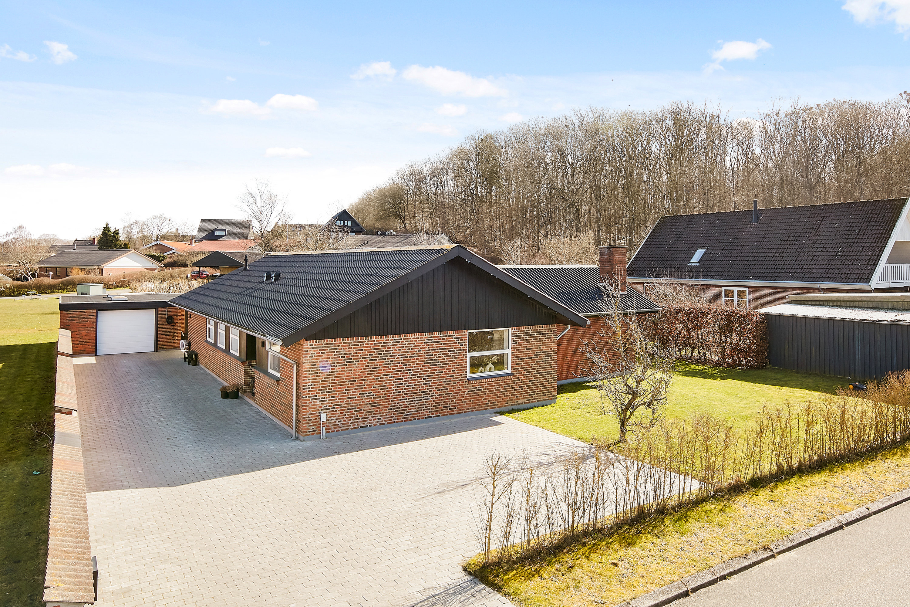 Miniaturebillede 1: facade fra vejen. Billede af Tornbjerg 102, 8732 Hovedgård