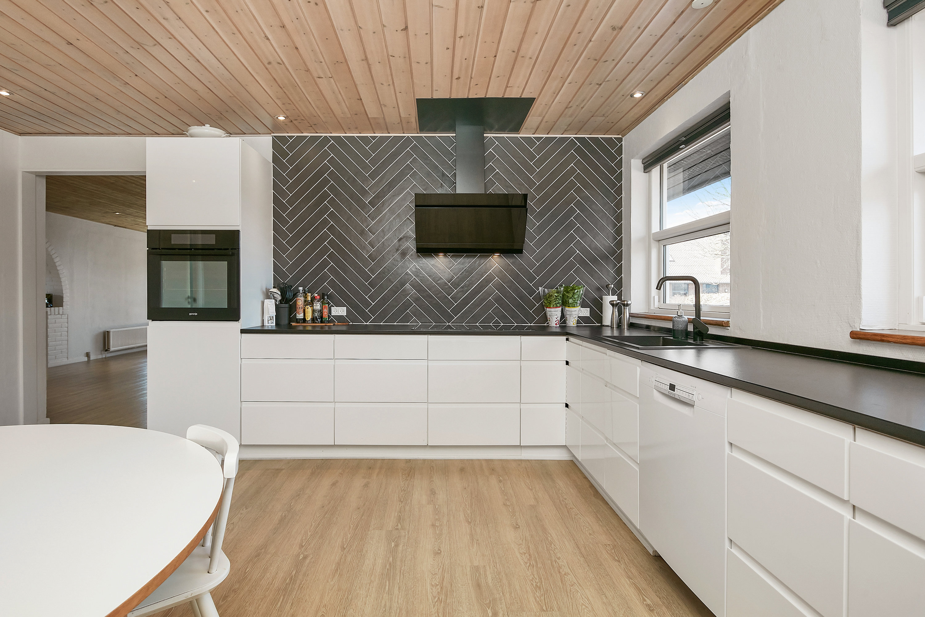 Fremhævet køkken billede i fuldskærmstilstand. Billede af Tornbjerg 102, 8732 Hovedgård