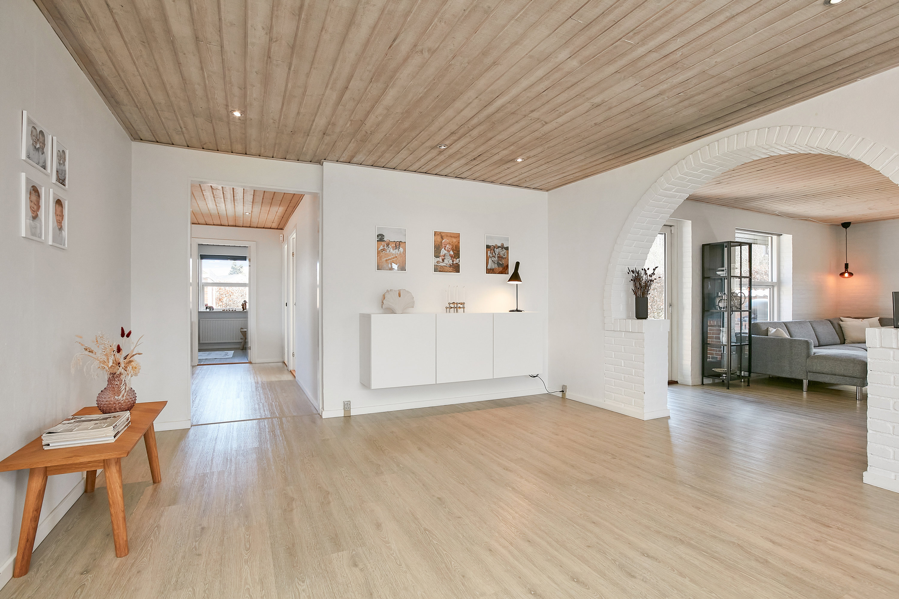 Fremhævet stue billede i fuldskærmstilstand. Billede af Tornbjerg 102, 8732 Hovedgård