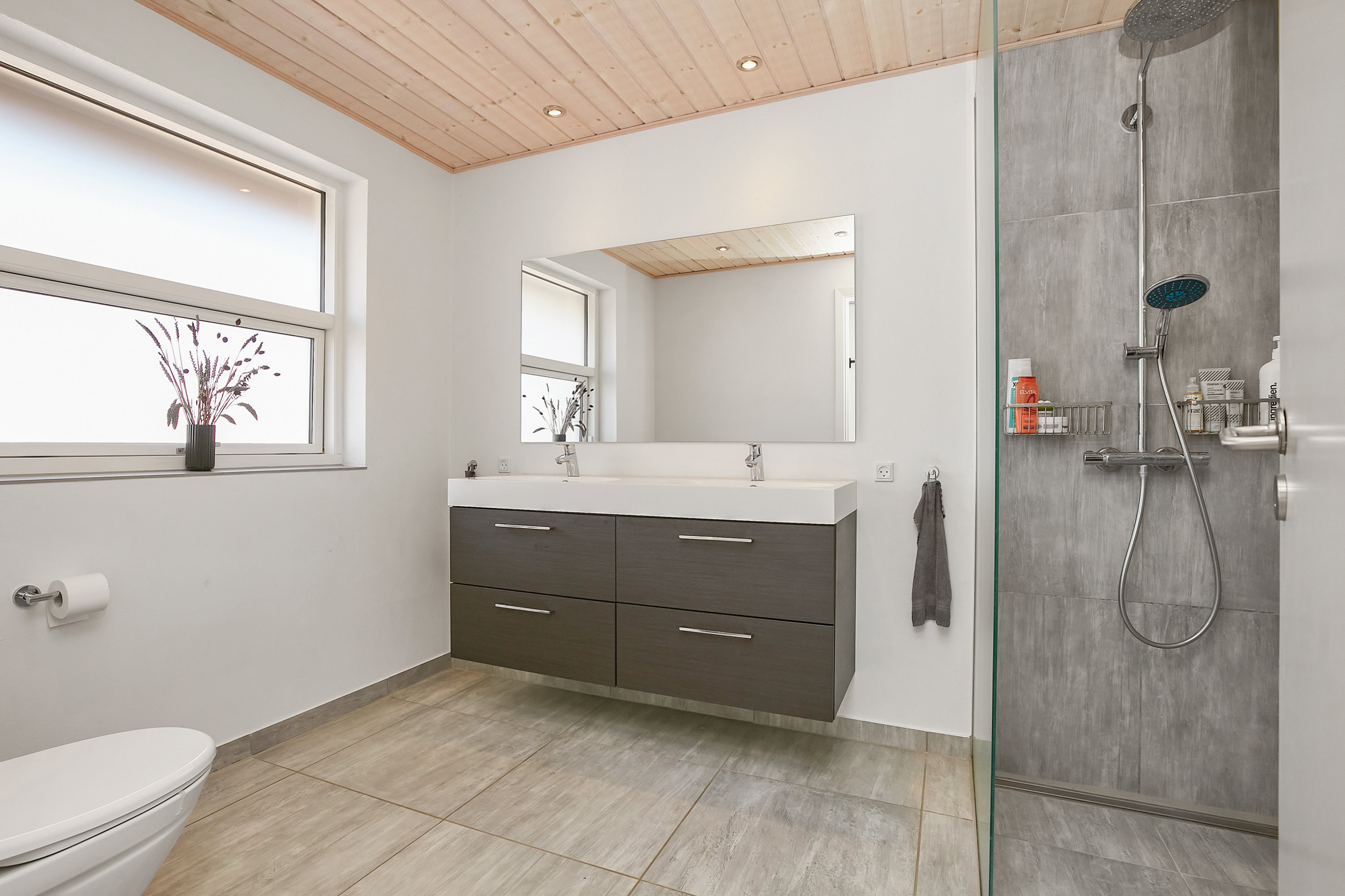 Fremhævet badeværelse billede i fuldskærmstilstand. Billede af Tornbjerg 102, 8732 Hovedgård