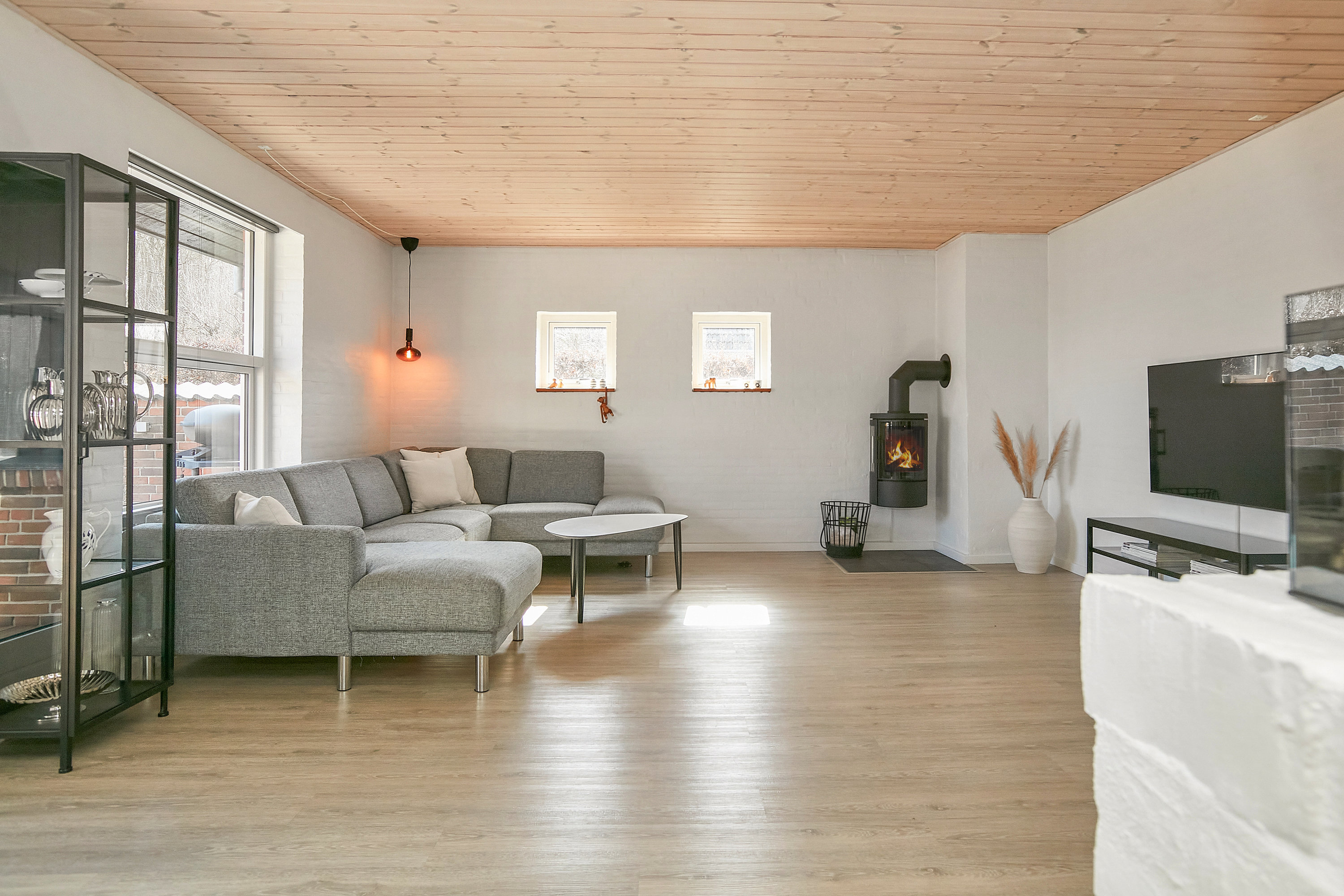 Fremhævet stue billede i fuldskærmstilstand. Billede af Tornbjerg 102, 8732 Hovedgård