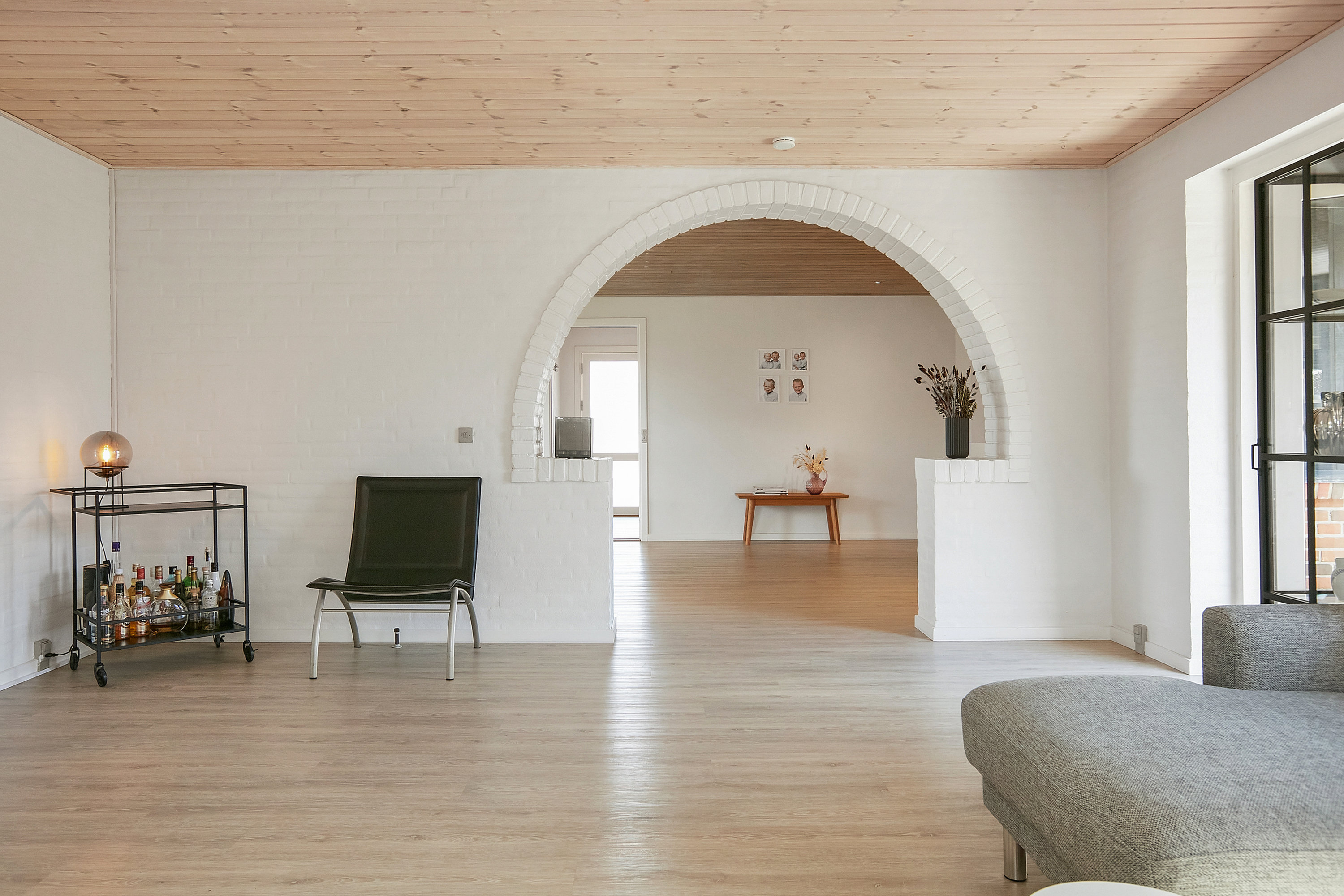 Fremhævet stue billede i fuldskærmstilstand. Billede af Tornbjerg 102, 8732 Hovedgård