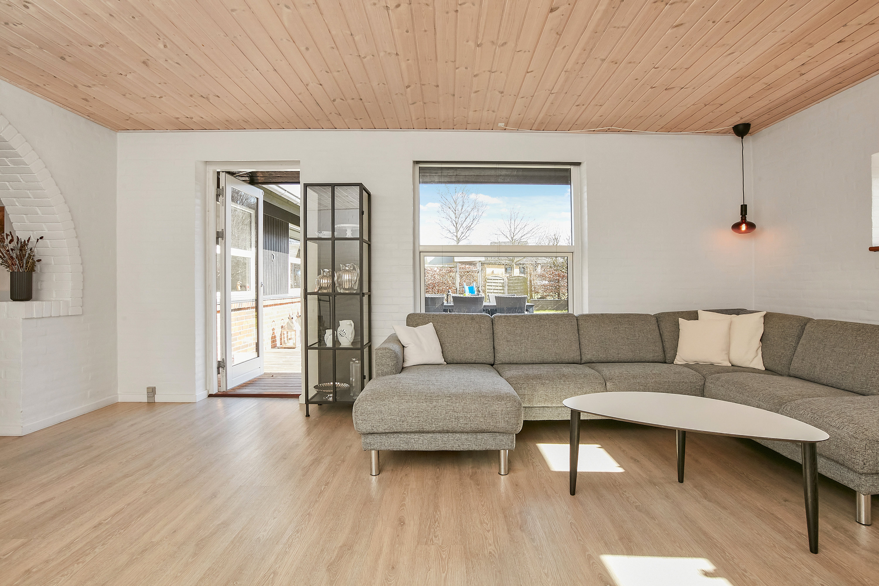 Fremhævet stue billede i fuldskærmstilstand. Billede af Tornbjerg 102, 8732 Hovedgård