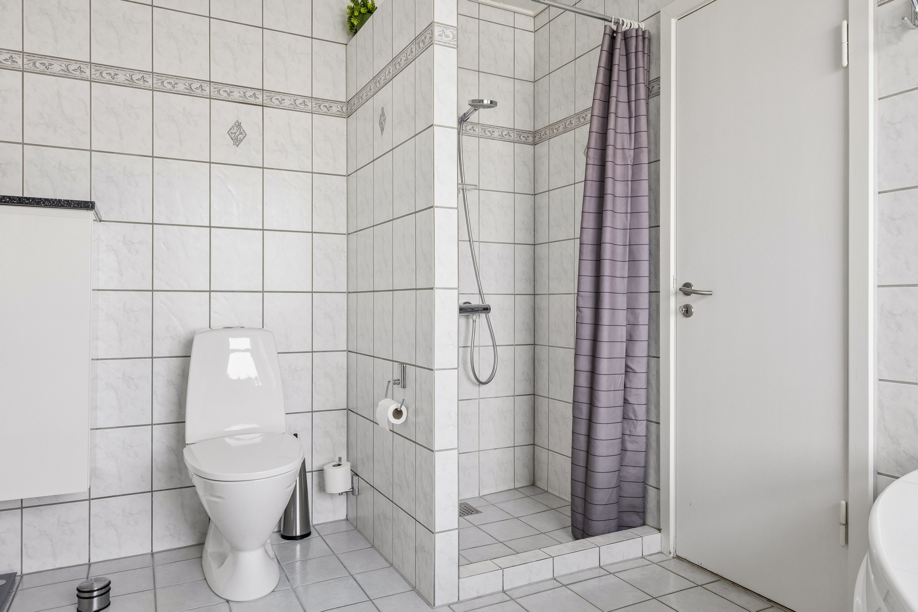 Fremhævet badeværelse billede i fuldskærmstilstand. Billede af Søgårdsvej 21, Næsby, 5270 Odense N