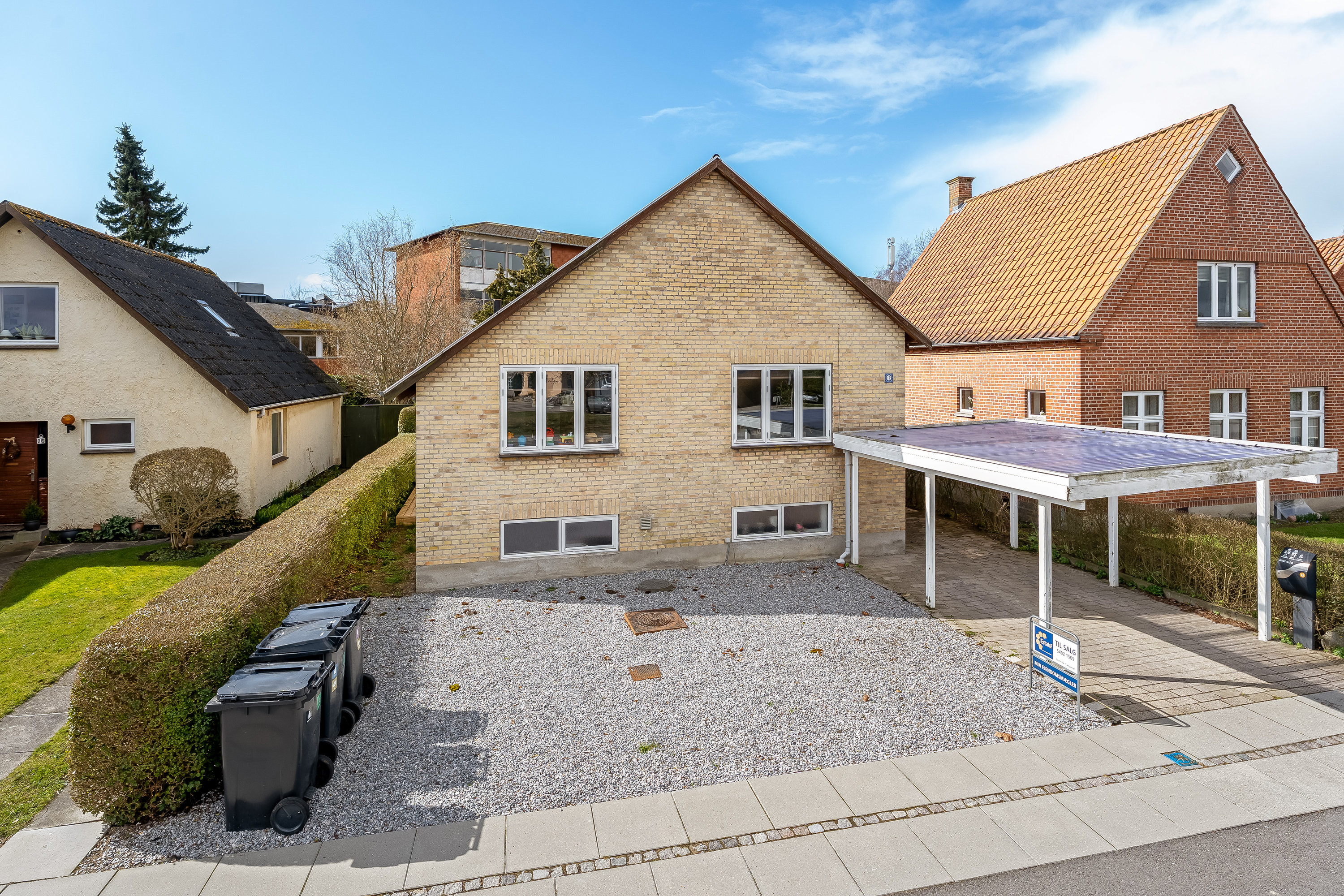 Fremhævet mastefoto billede i fuldskærmstilstand. Billede af Østre Allé 12, 4900 Nakskov