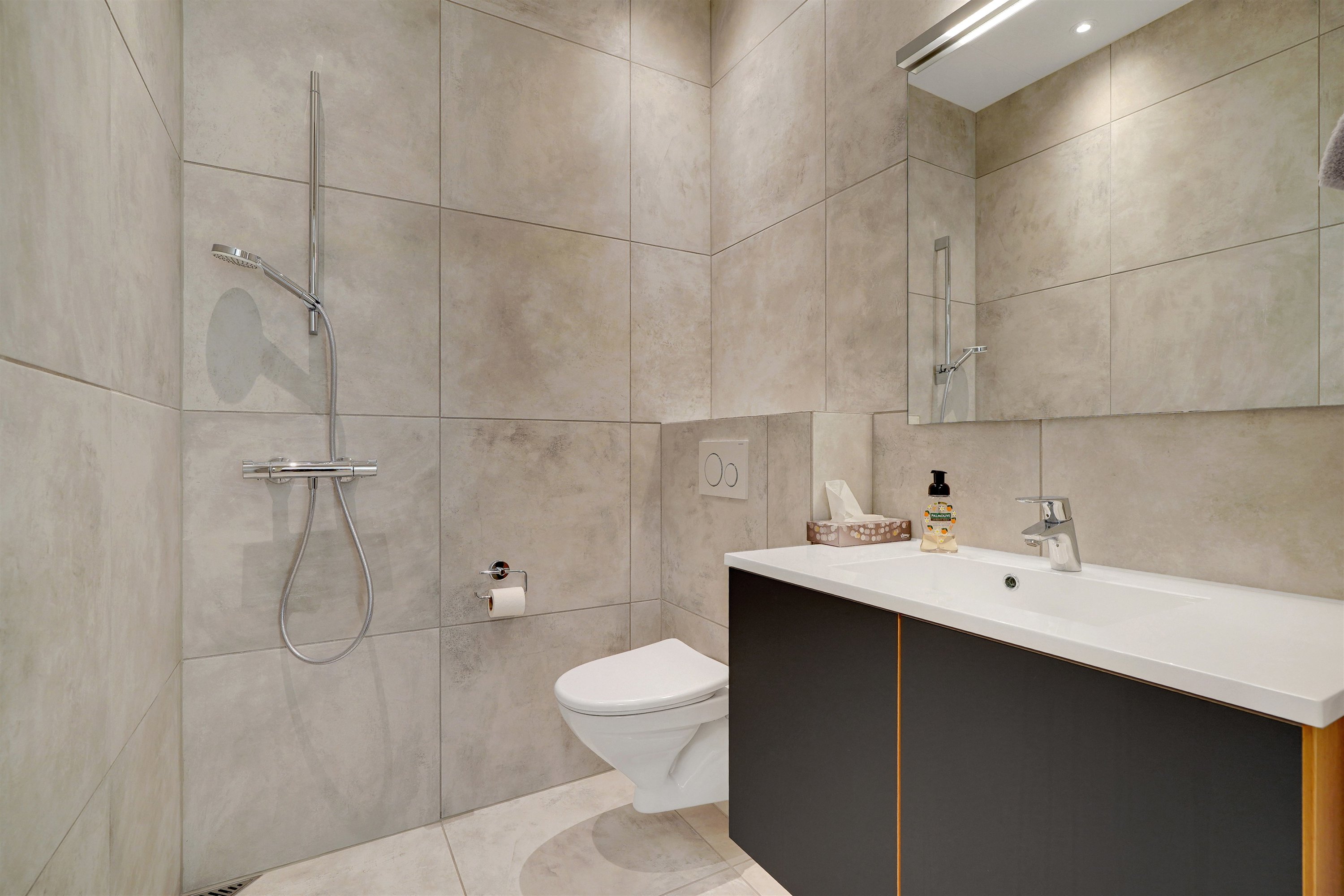 Fremhævet badeværelse billede i fuldskærmstilstand. Billede af Hønseringen 11, 7190 Billund