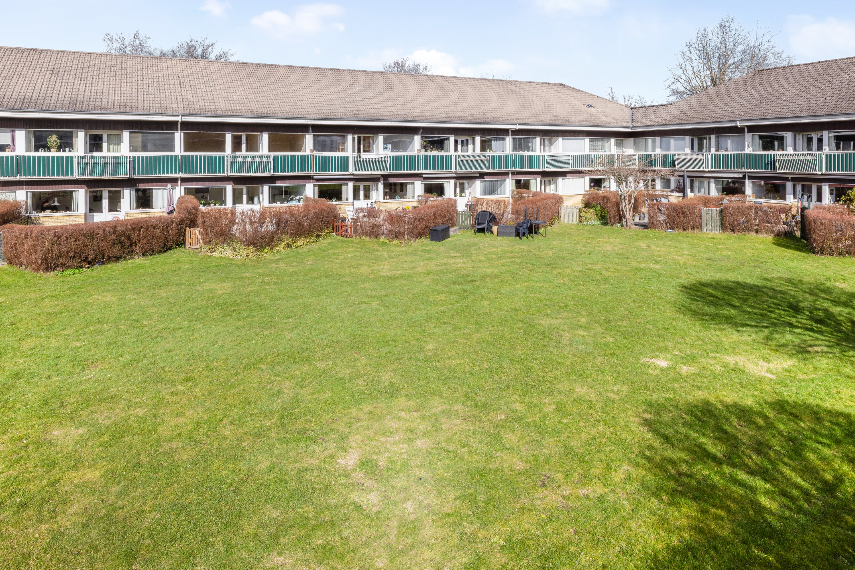 Fremhævet gårdmiljø billede i fuldskærmstilstand. Billede af Vandtårnsvej 3, 1. 63., 3460 Birkerød