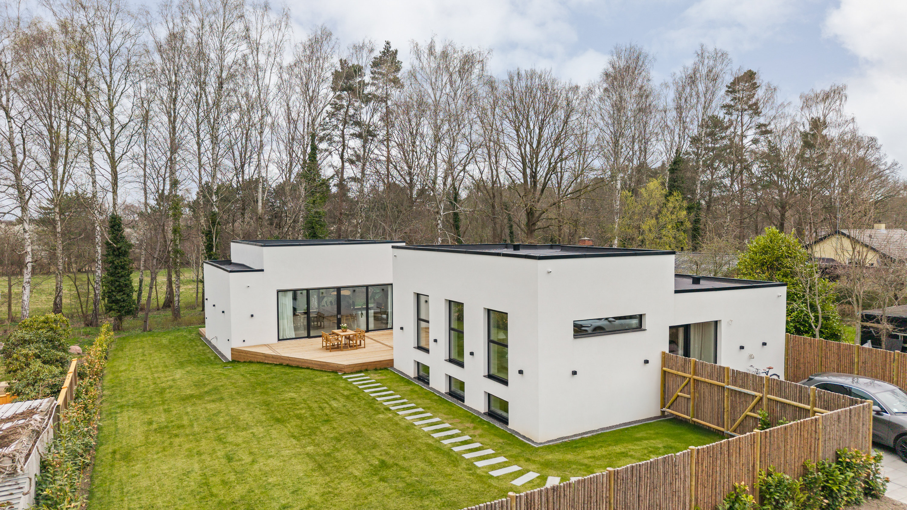 Fremhævet facade billede i fuldskærmstilstand. Billede af Hjortekærbakken 30, 2800 Kongens Lyngby