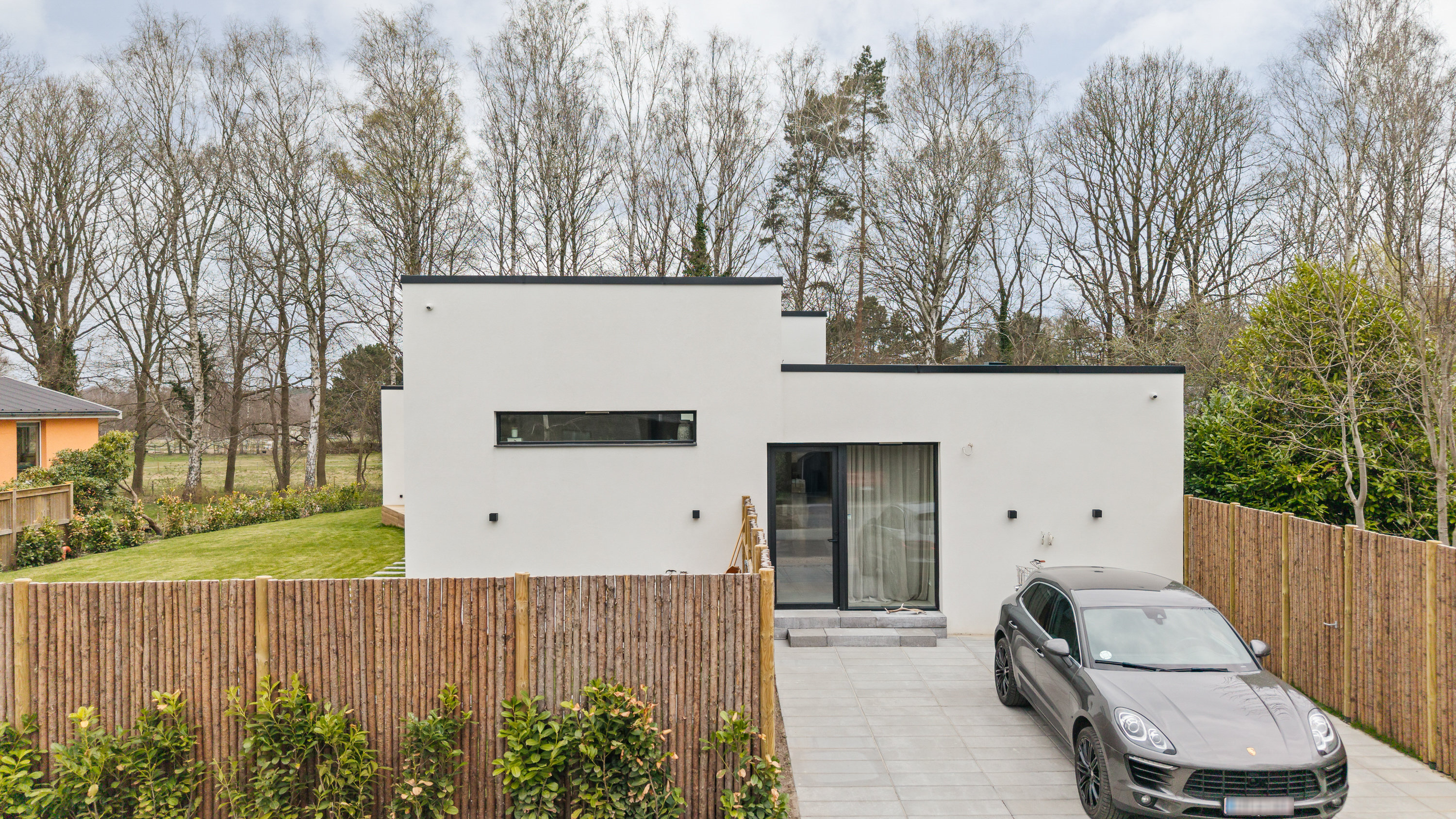 Fremhævet facade billede i fuldskærmstilstand. Billede af Hjortekærbakken 30, 2800 Kongens Lyngby