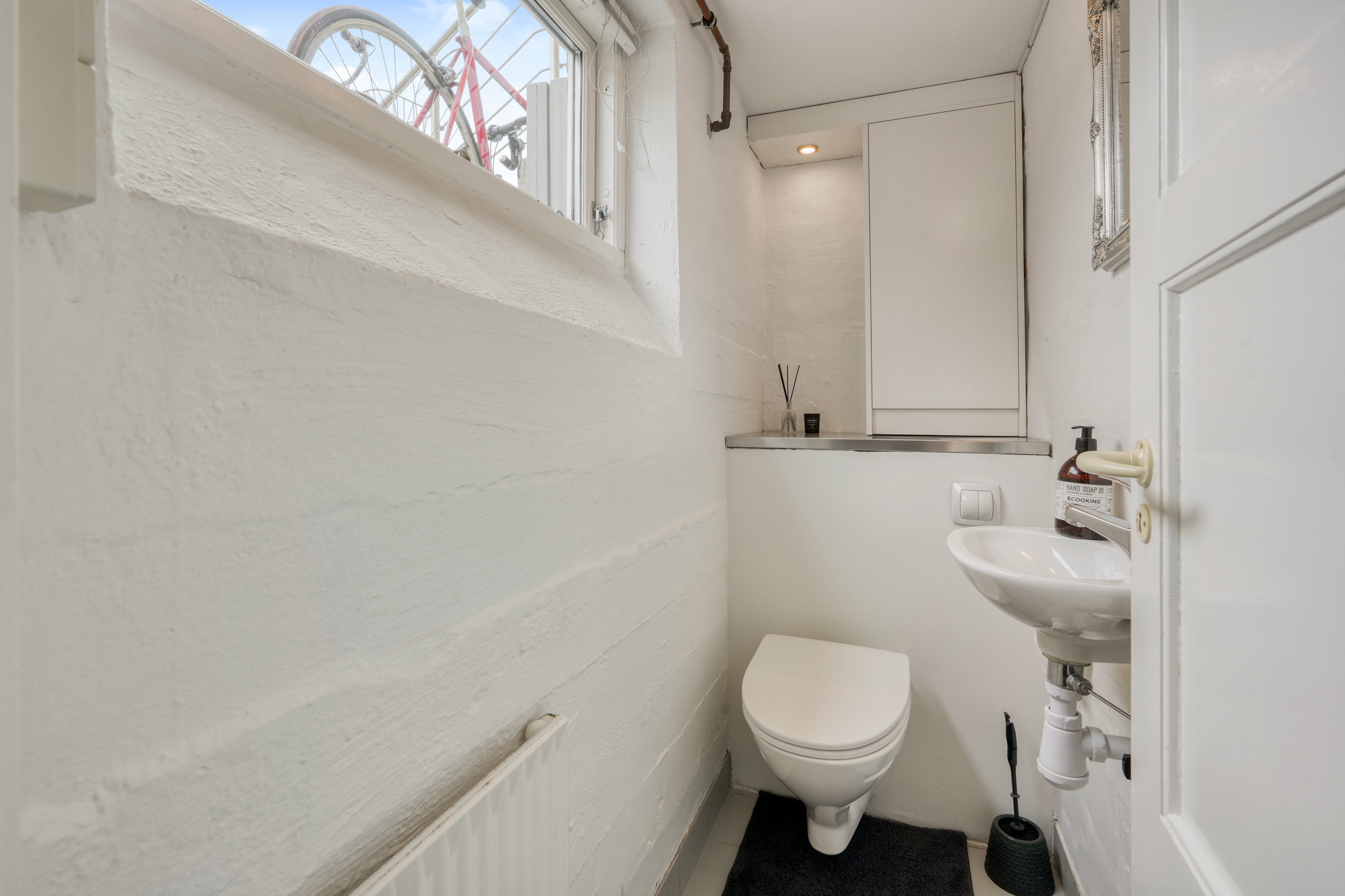 Fremhævet toilet billede i fuldskærmstilstand. Billede af Æblegården 7, 2800 Kongens Lyngby