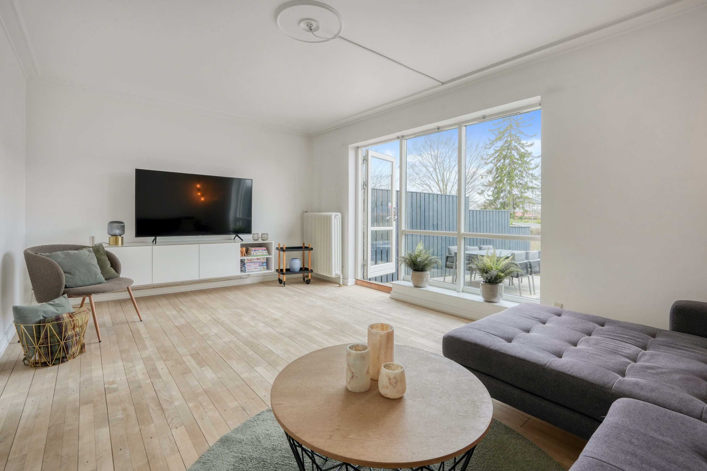 Fremhævet stue billede i fuldskærmstilstand. Billede af Æblegården 7, 2800 Kongens Lyngby