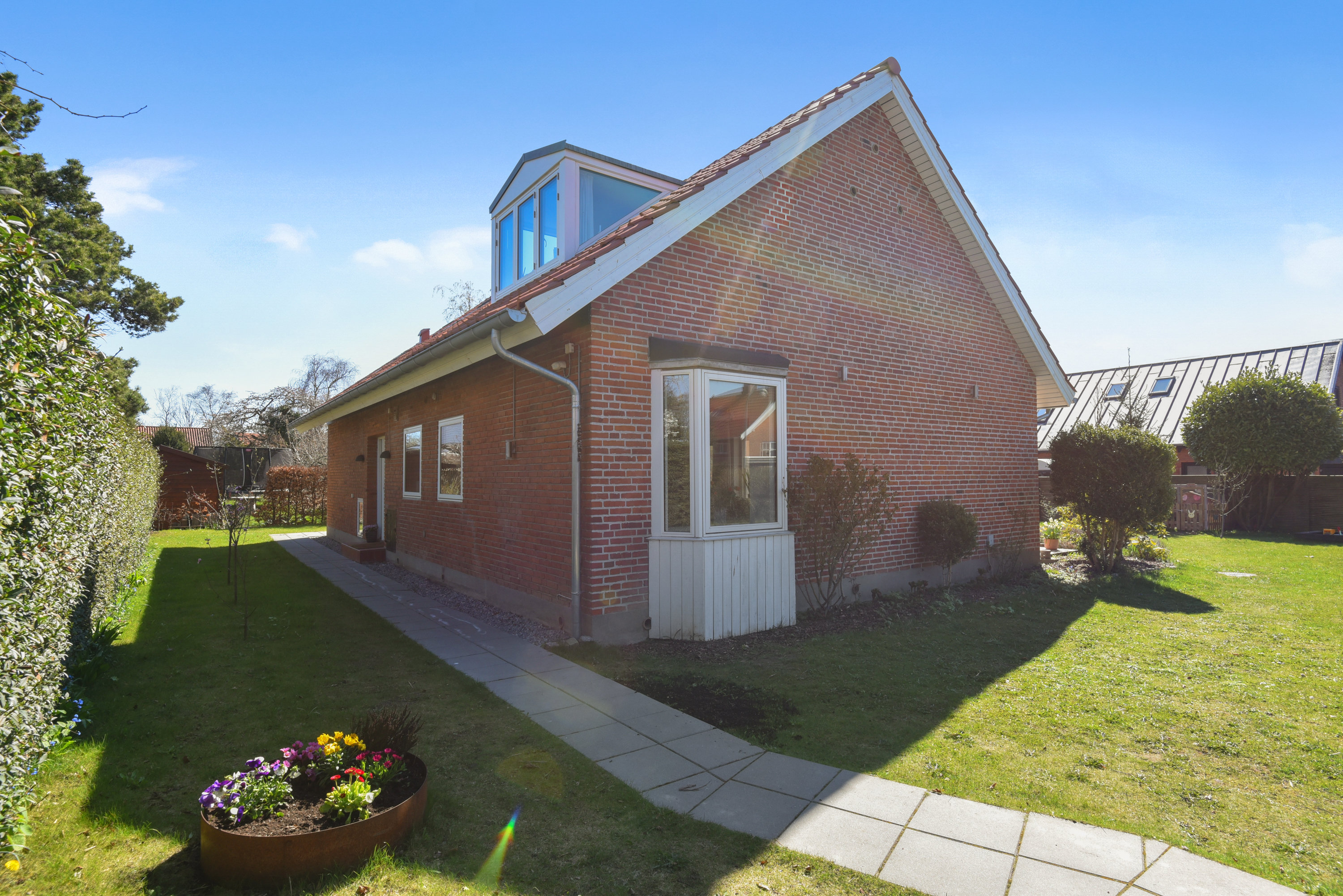 Fremhævet facade billede i fuldskærmstilstand. Billede af Hørhaven 4, 2750 Ballerup