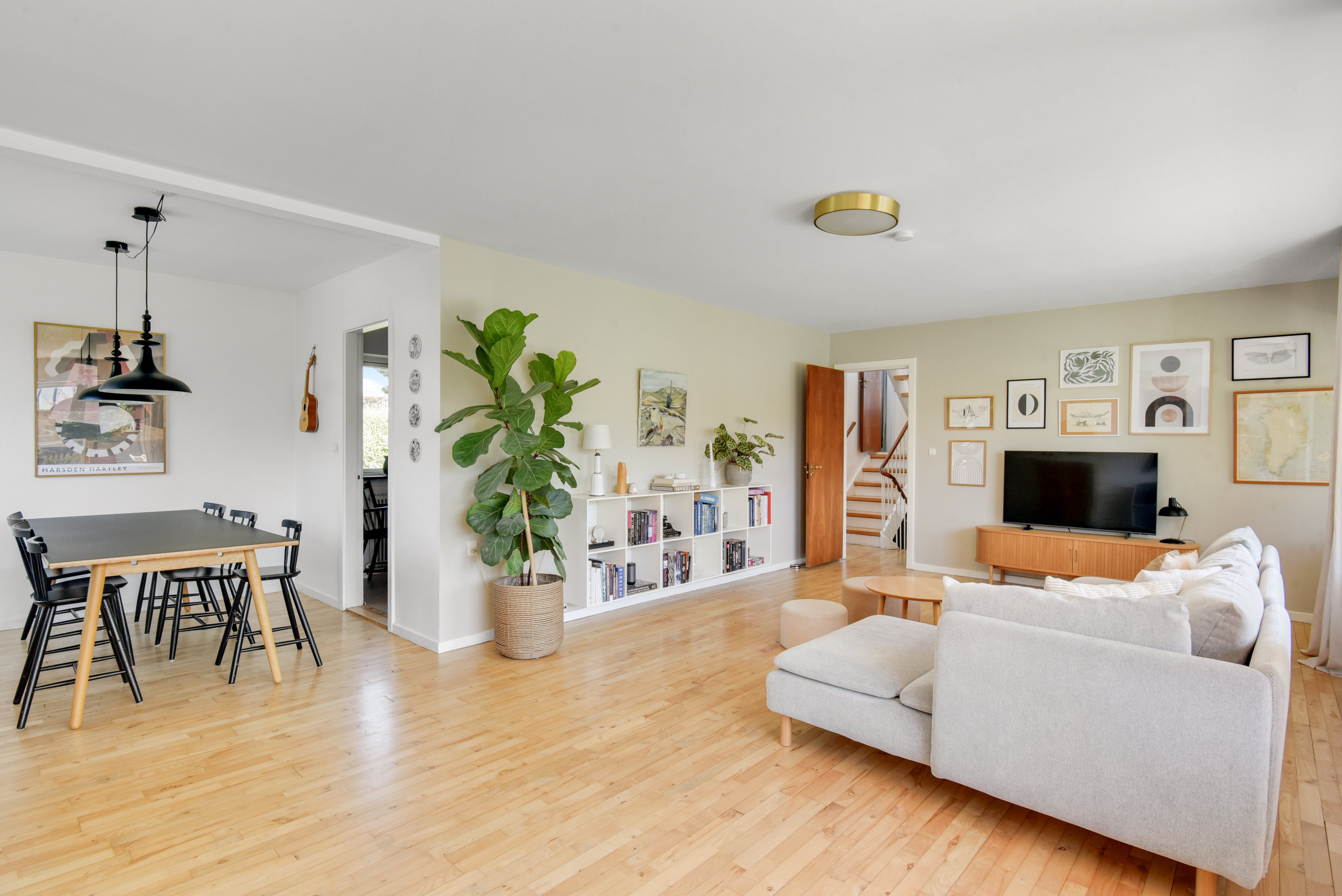 Fremhævet stue billede i fuldskærmstilstand. Billede af Hørhaven 4, 2750 Ballerup