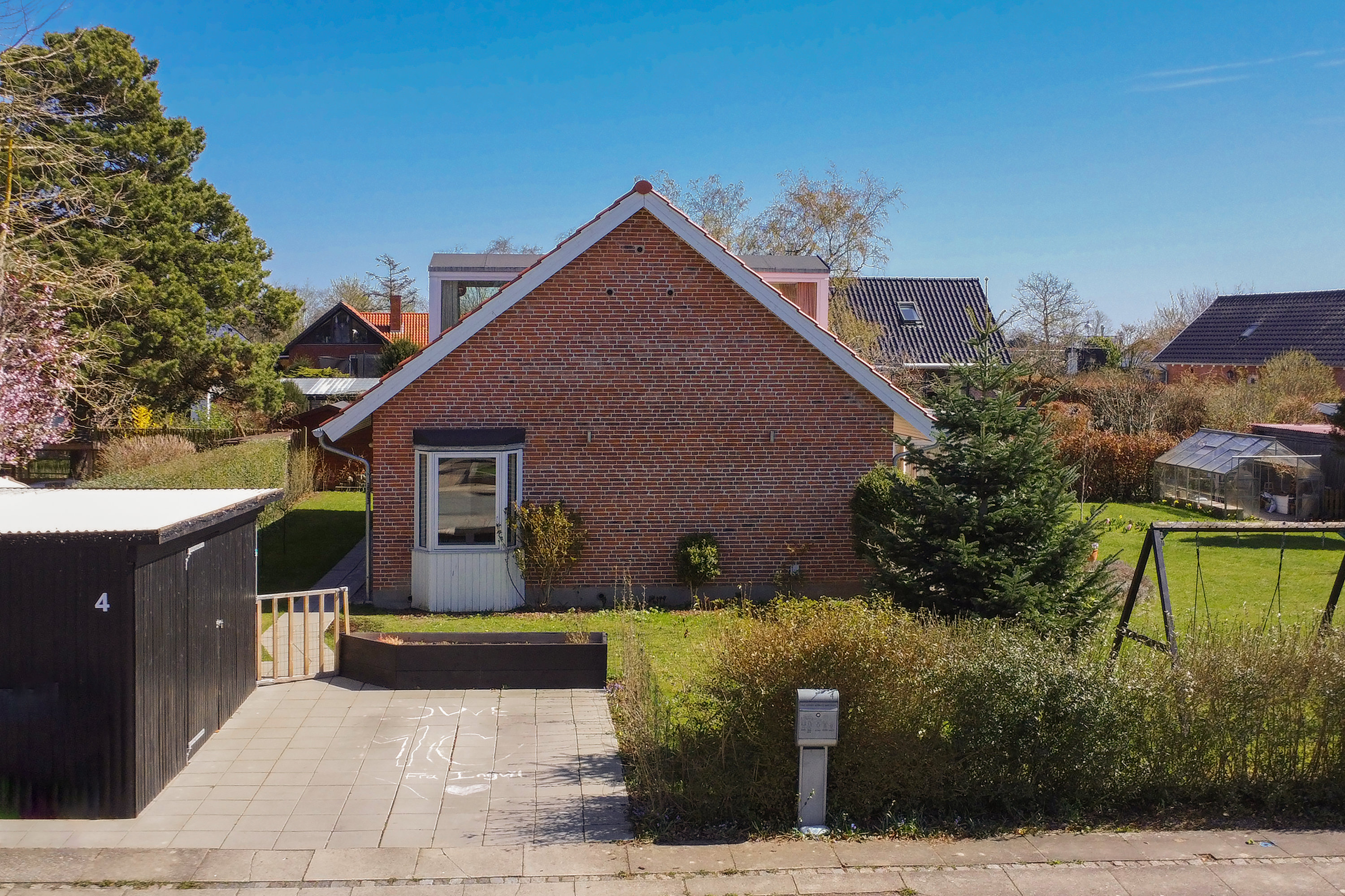 Fremhævet facade billede i fuldskærmstilstand. Billede af Hørhaven 4, 2750 Ballerup