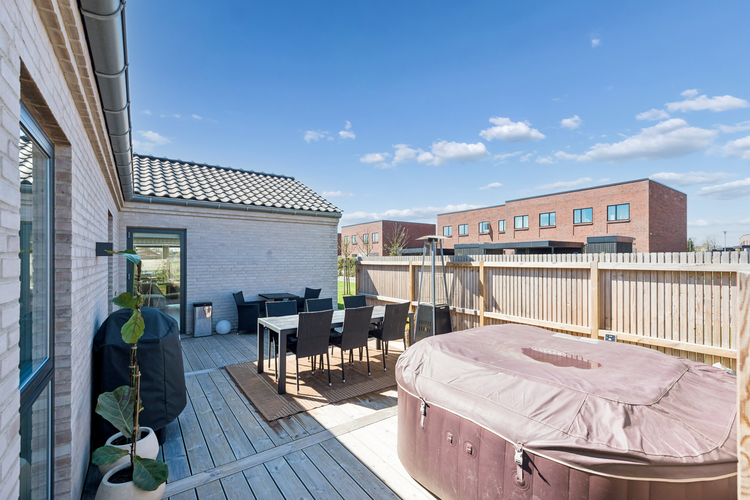 Fremhævet terrasse billede i fuldskærmstilstand. Billede af Rendebjergvænget 1, 4030 Tune