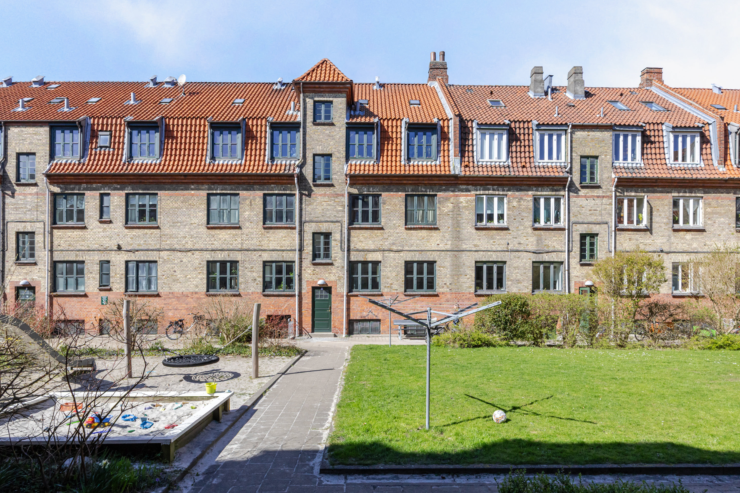 Fremhævet andet billede i fuldskærmstilstand. Billede af P. Knudsens Gade 6, st.. th., 2450 København SV