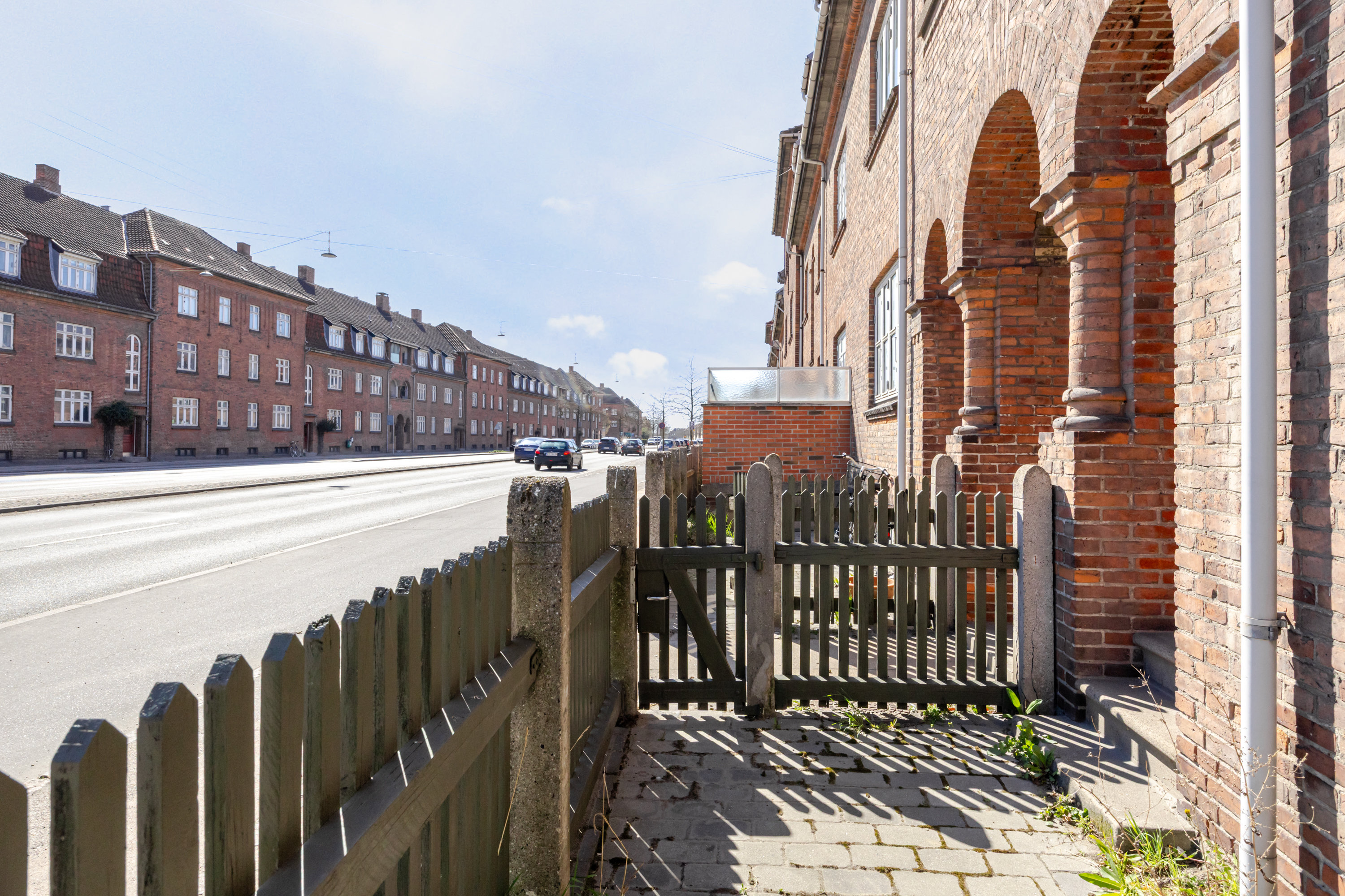 Fremhævet andet billede i fuldskærmstilstand. Billede af P. Knudsens Gade 6, st.. th., 2450 København SV