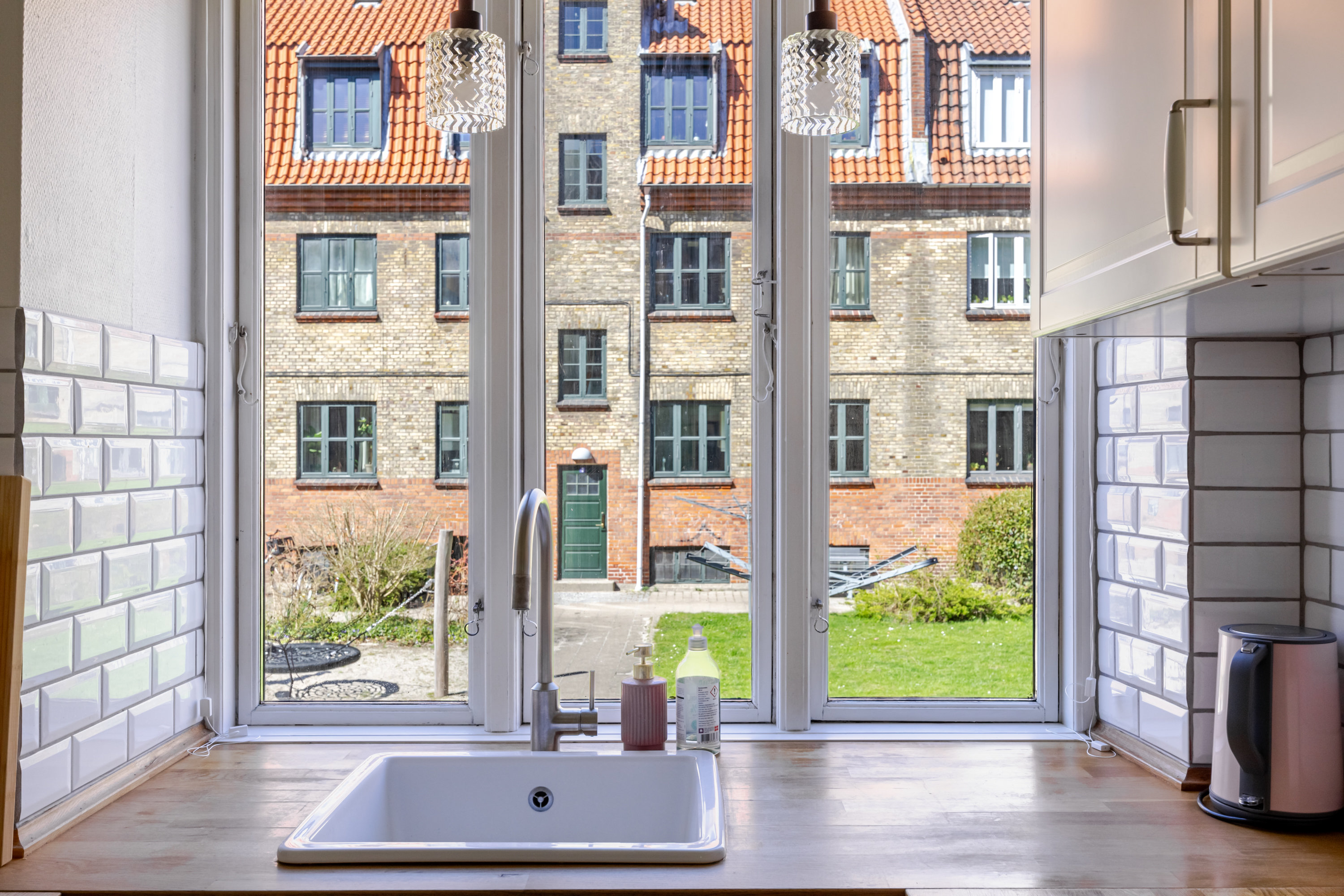 Fremhævet andet billede i fuldskærmstilstand. Billede af P. Knudsens Gade 6, st.. th., 2450 København SV