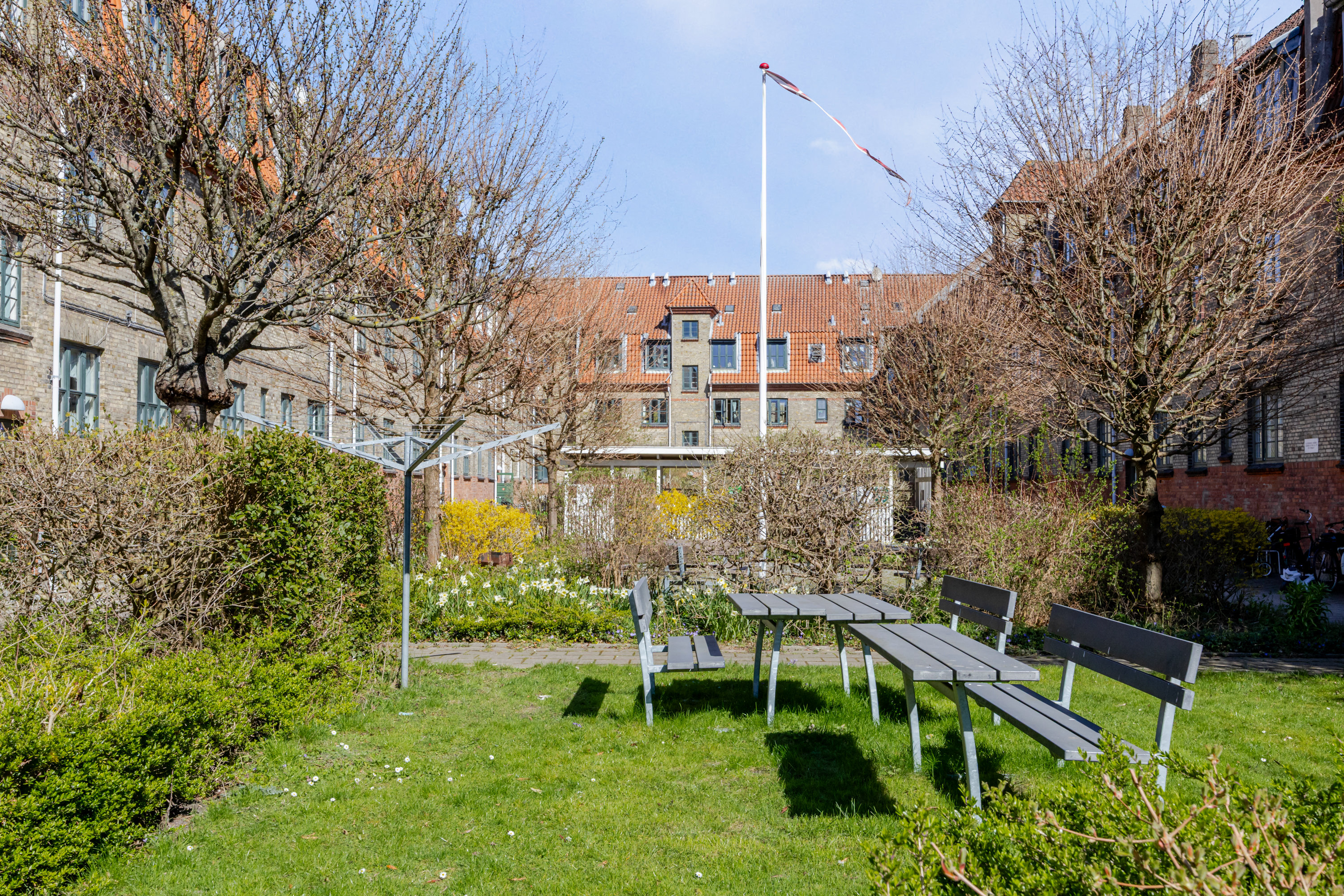 Fremhævet andet billede i fuldskærmstilstand. Billede af P. Knudsens Gade 6, st.. th., 2450 København SV