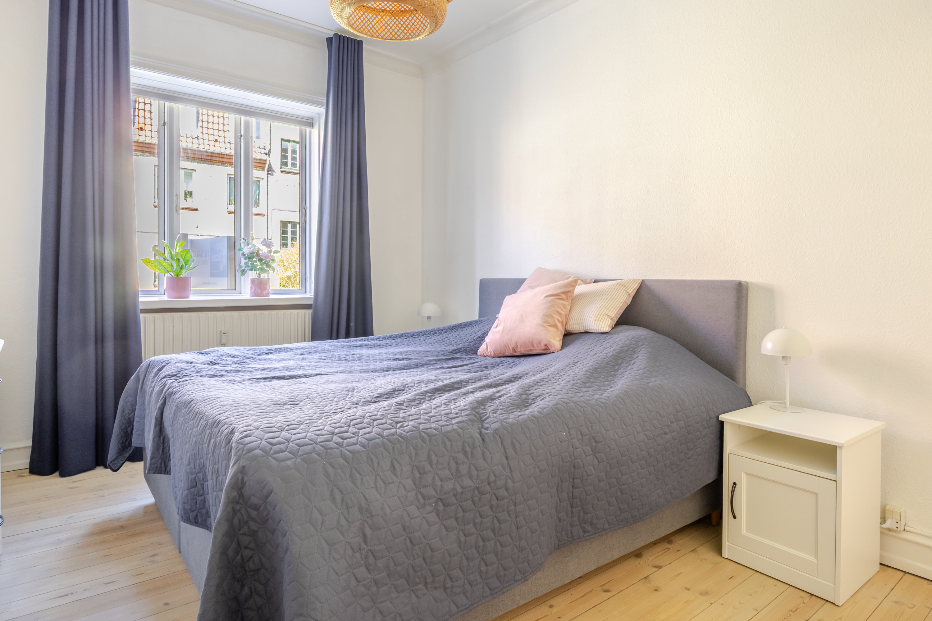 Fremhævet andet billede i fuldskærmstilstand. Billede af P. Knudsens Gade 6, st.. th., 2450 København SV