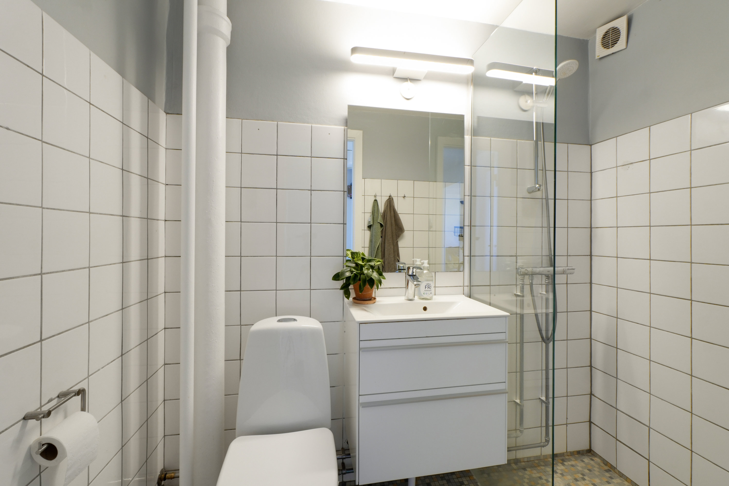 Fremhævet badeværelse billede i fuldskærmstilstand. Billede af Næsborgvej 70, 2. th., 2650 Hvidovre