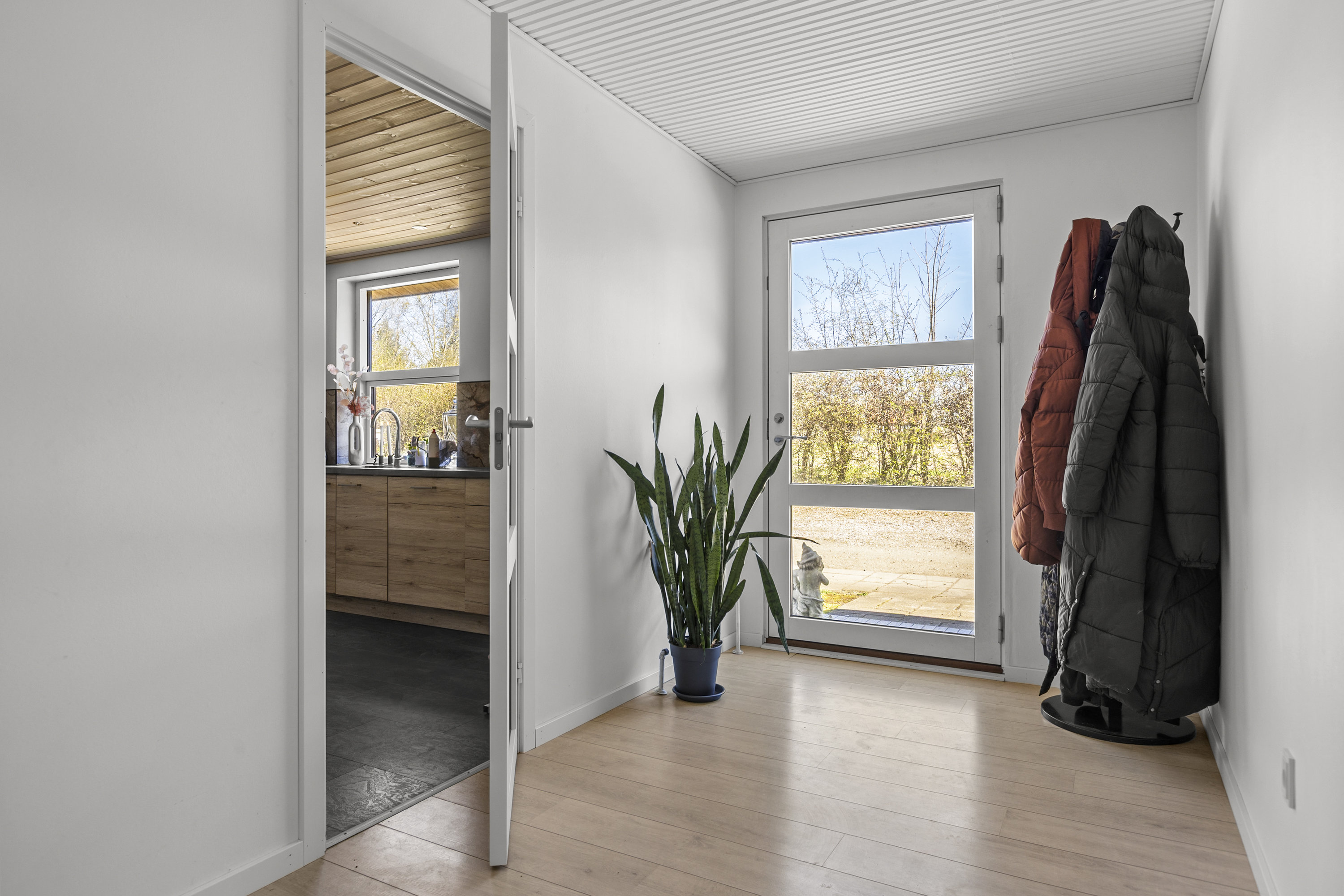 Fremhævet entré billede i fuldskærmstilstand. Billede af Viskingevejen 1, 4470 Svebølle