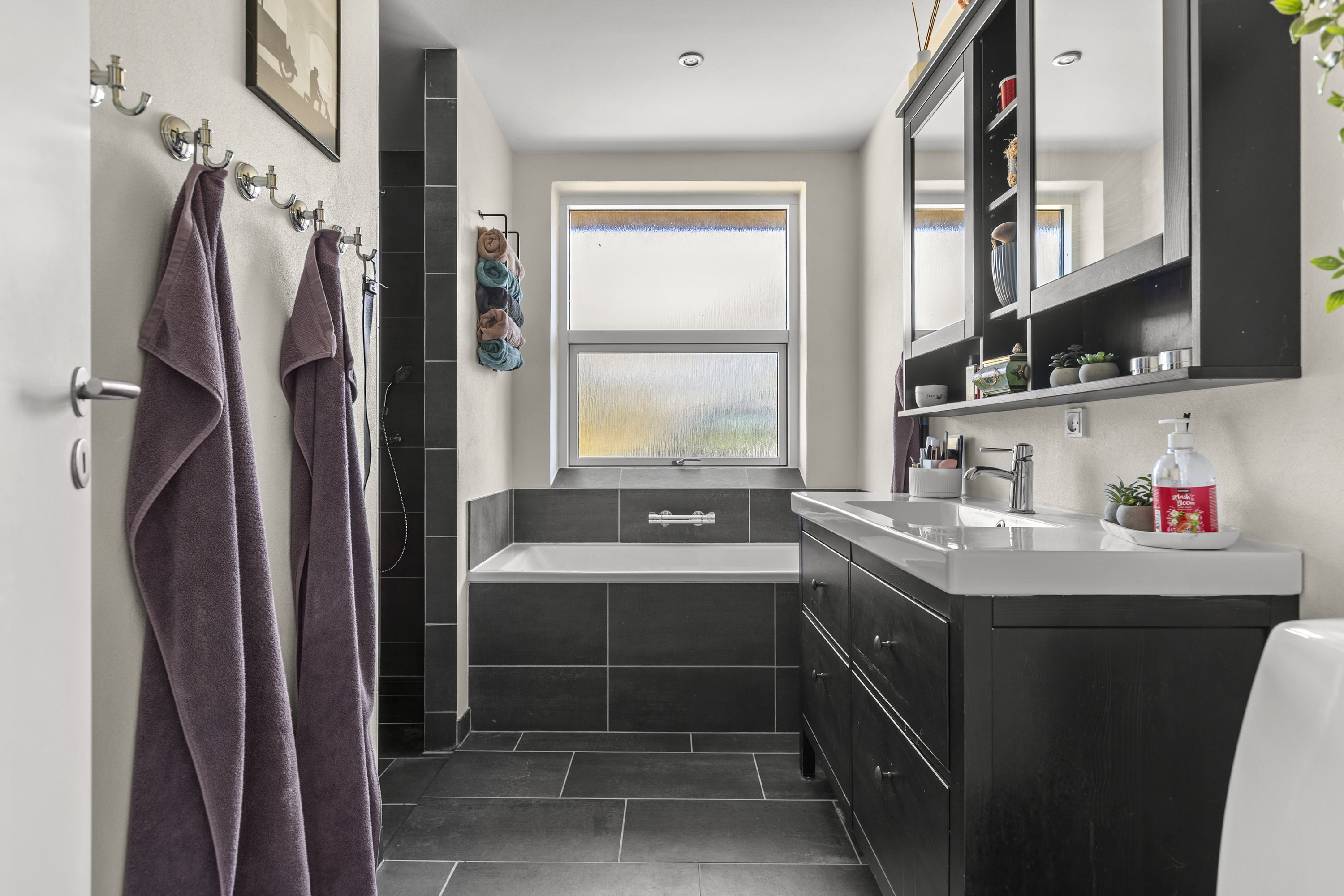 Fremhævet badeværelse billede i fuldskærmstilstand. Billede af Viskingevejen 1, 4470 Svebølle