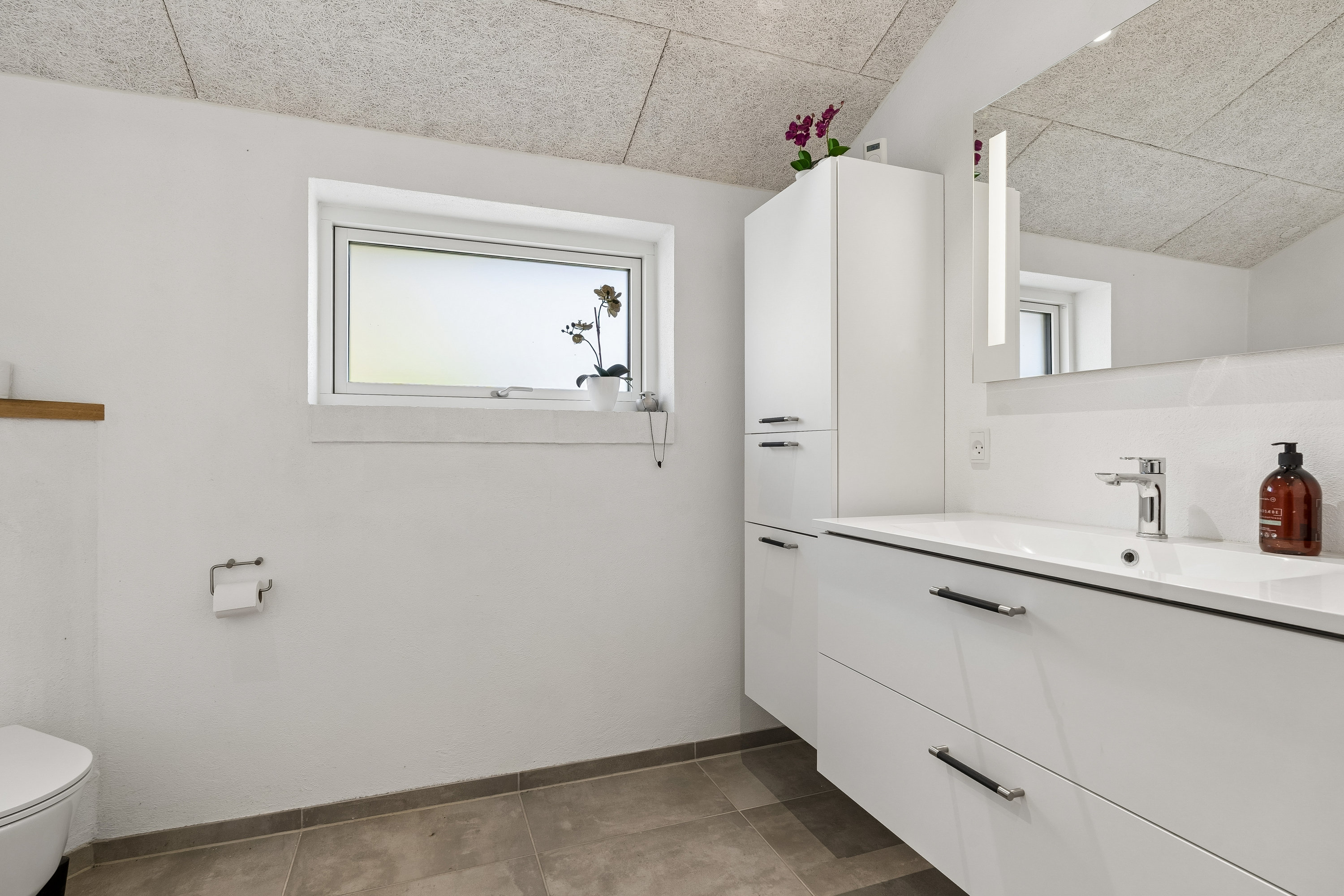 Fremhævet badeværelse billede i fuldskærmstilstand. Billede af Juelsbovej 18, 8723 Løsning