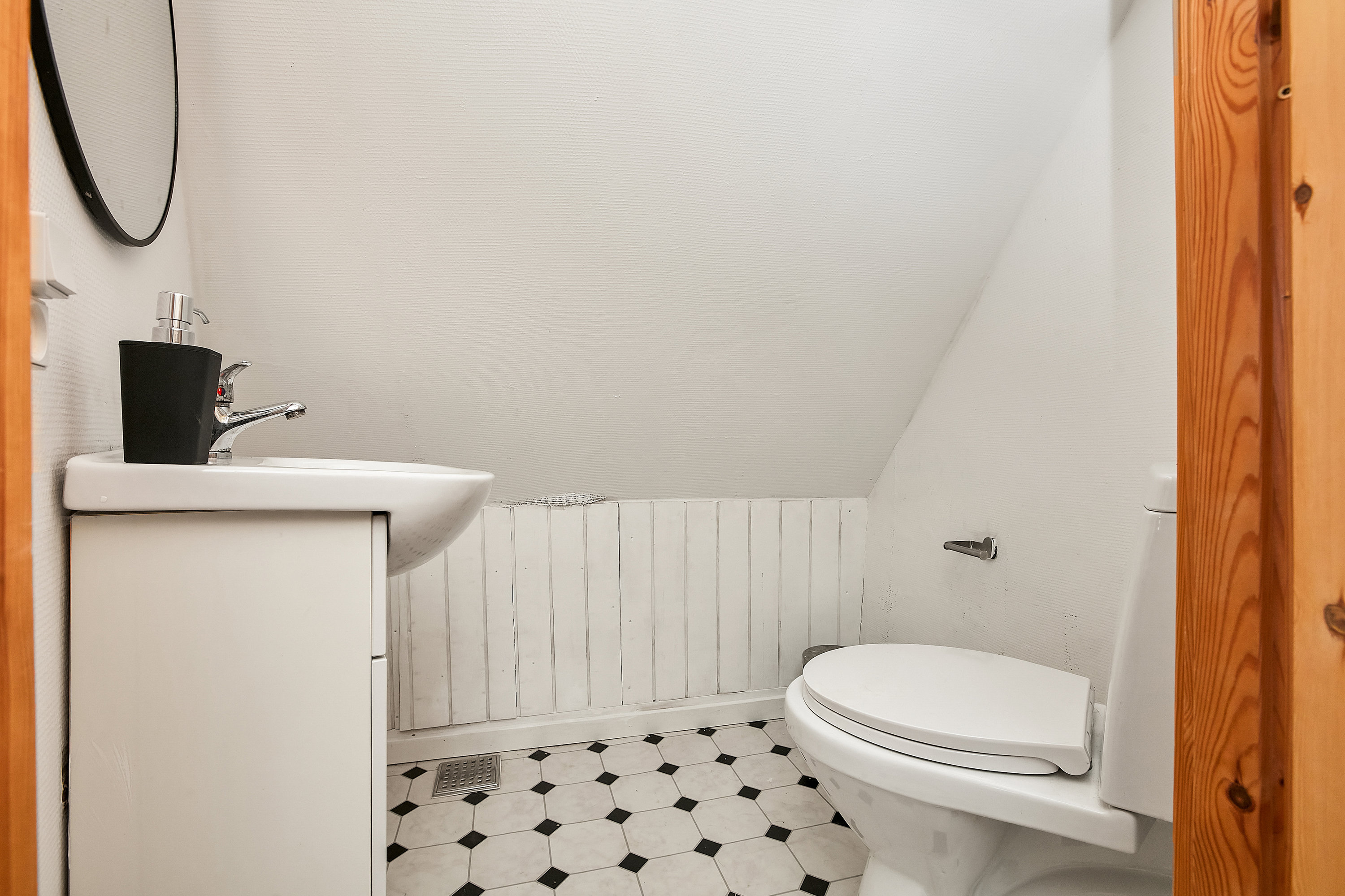 Fremhævet toilet billede i fuldskærmstilstand. Billede af Åstrupvej 9, Åstrup, 7130 Juelsminde