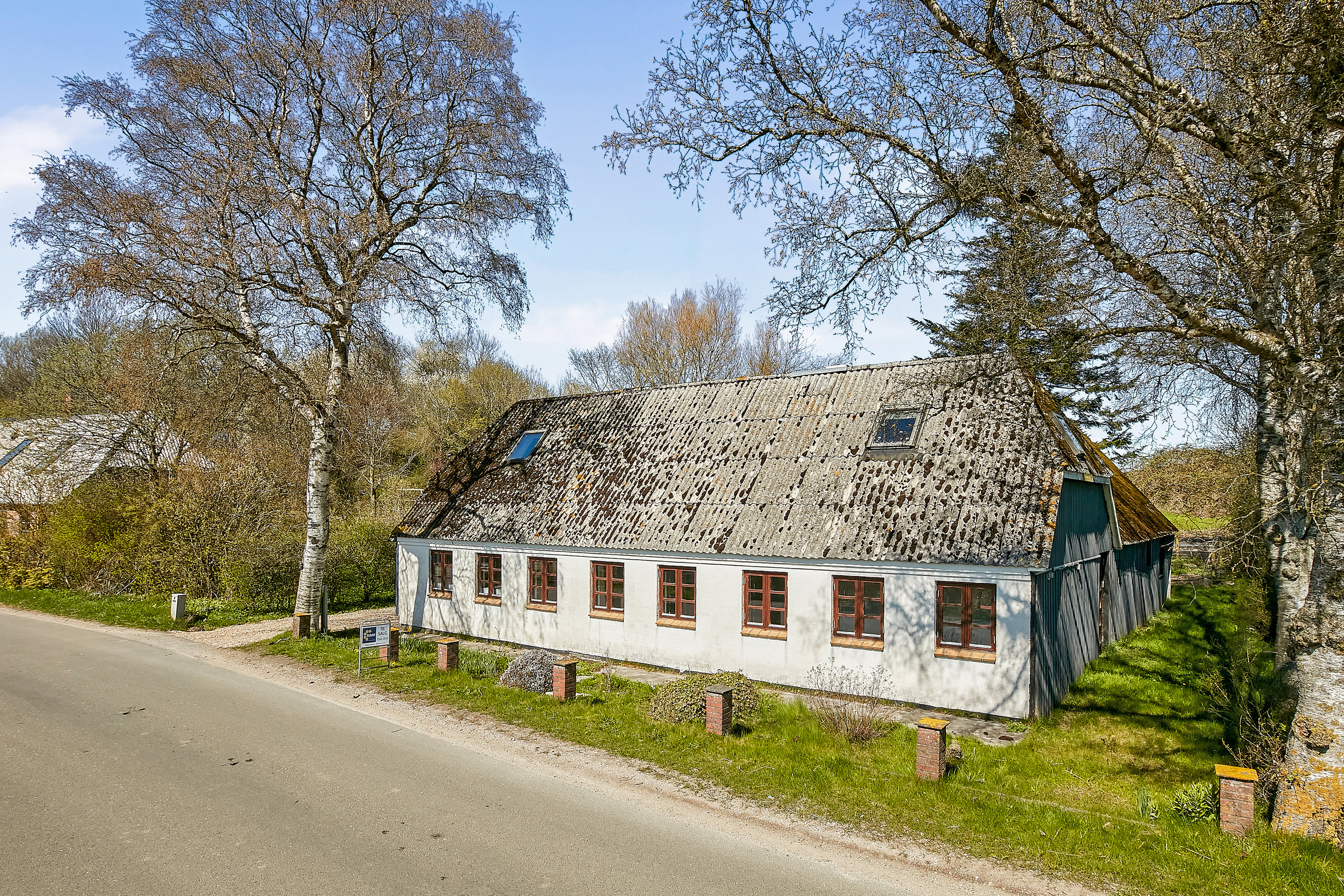 Fremhævet facade fra vejen billede i fuldskærmstilstand. Billede af Åstrupvej 9, Åstrup, 7130 Juelsminde