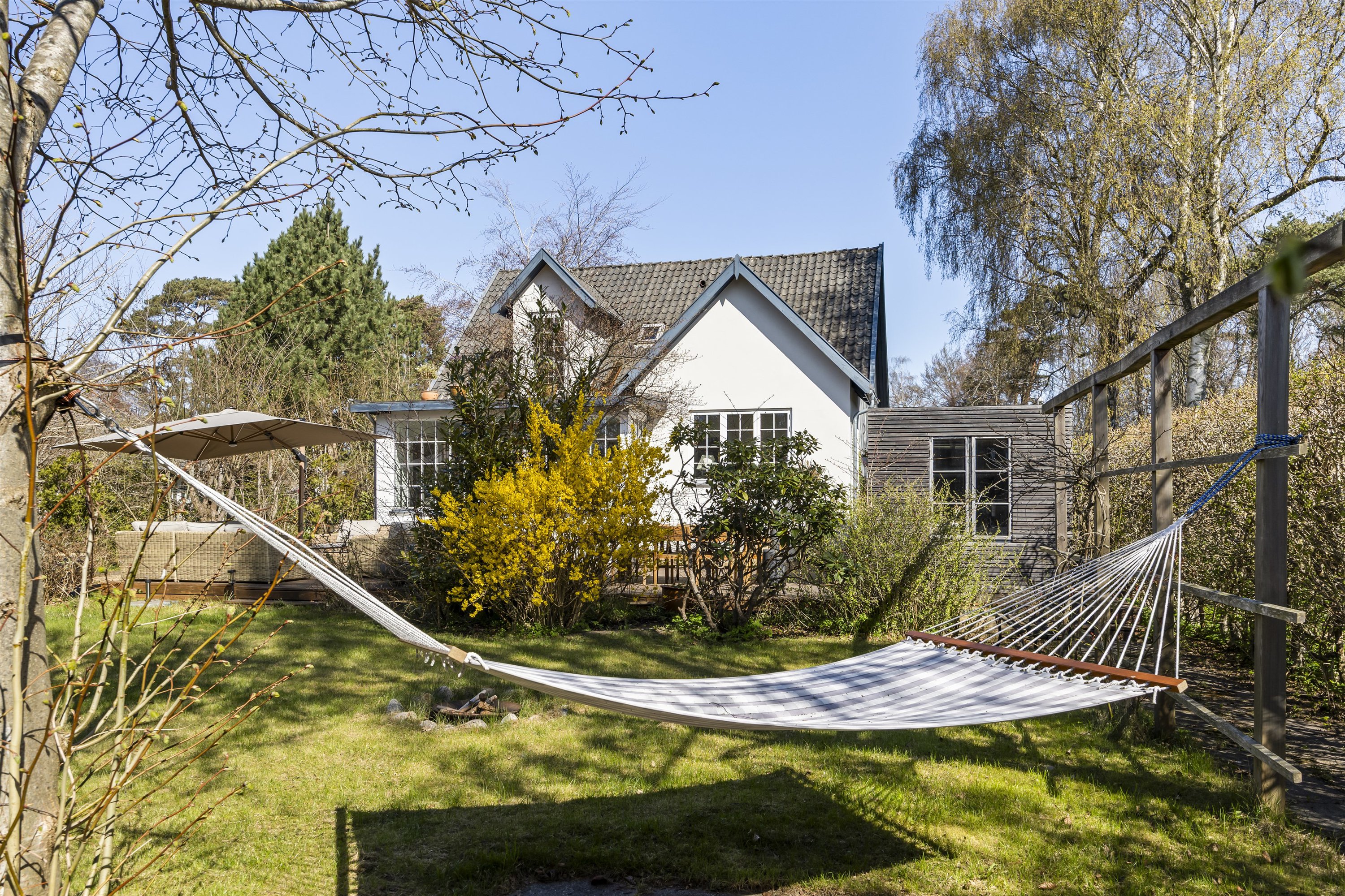 Fremhævet set fra haven billede i fuldskærmstilstand. Billede af Nordre Strandvej 375, 3100 Hornbæk