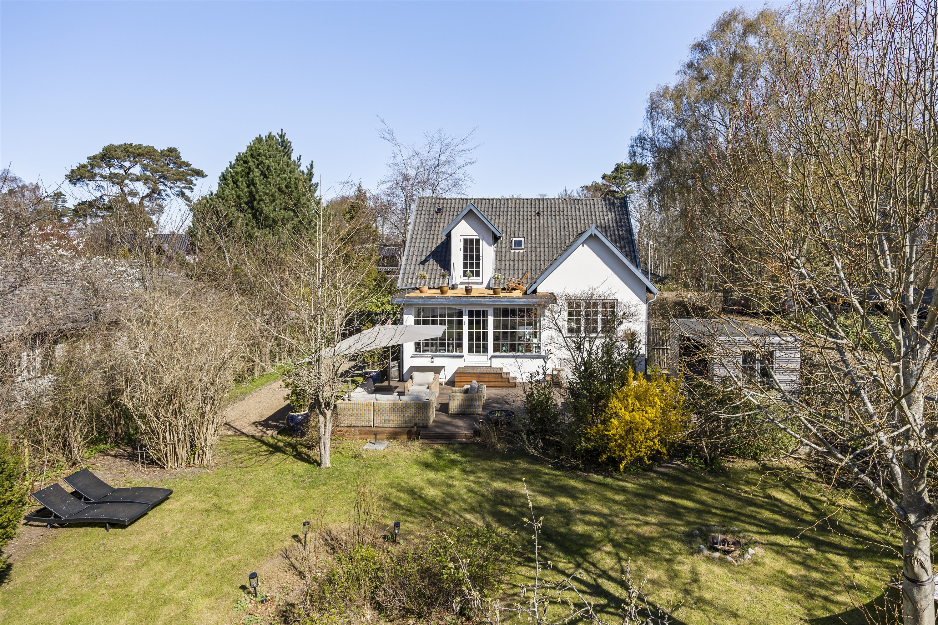 Fremhævet set fra haven billede i fuldskærmstilstand. Billede af Nordre Strandvej 375, 3100 Hornbæk