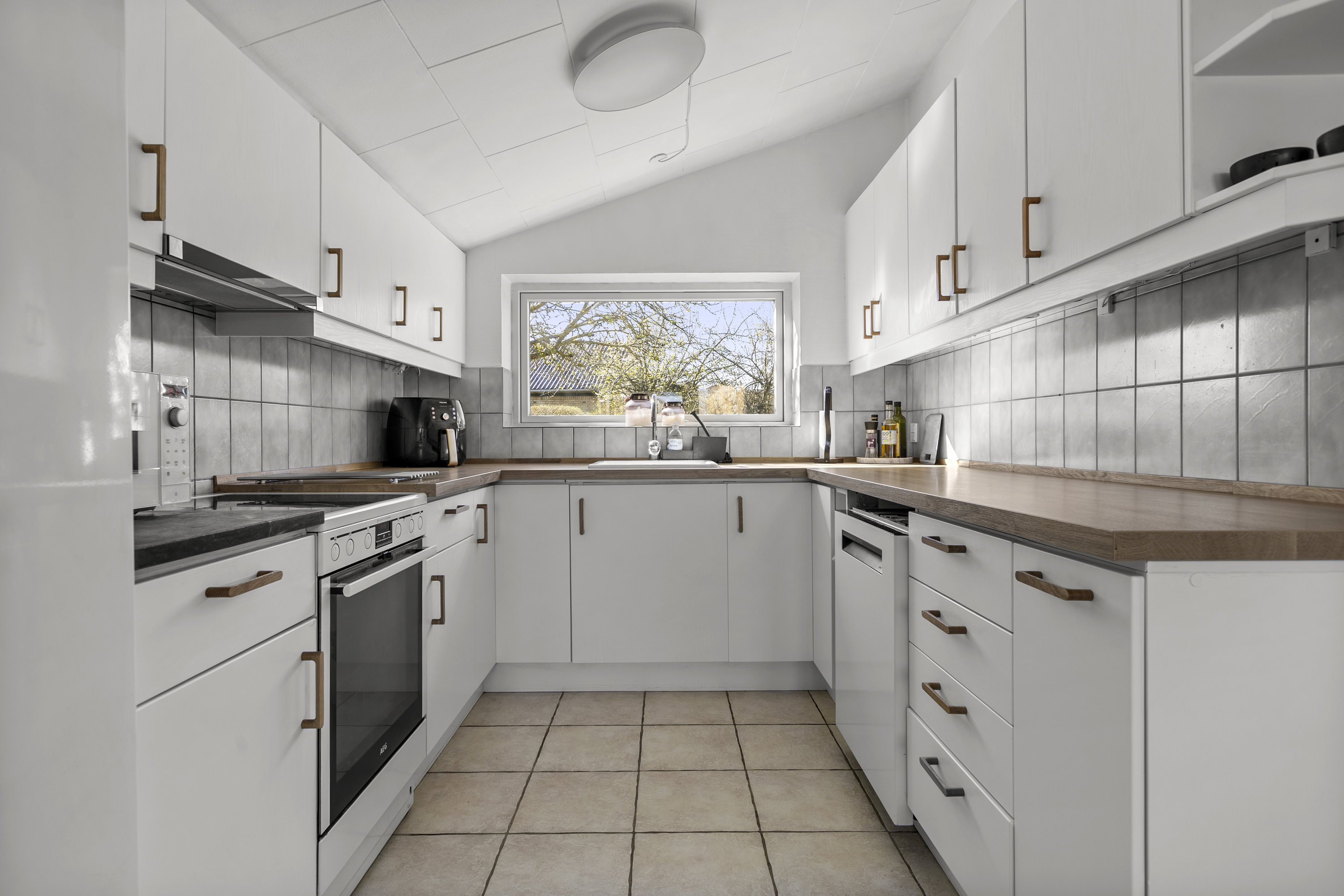 Fremhævet køkken billede i fuldskærmstilstand. Billede af Fogedgårdsvej 42, 4050 Skibby