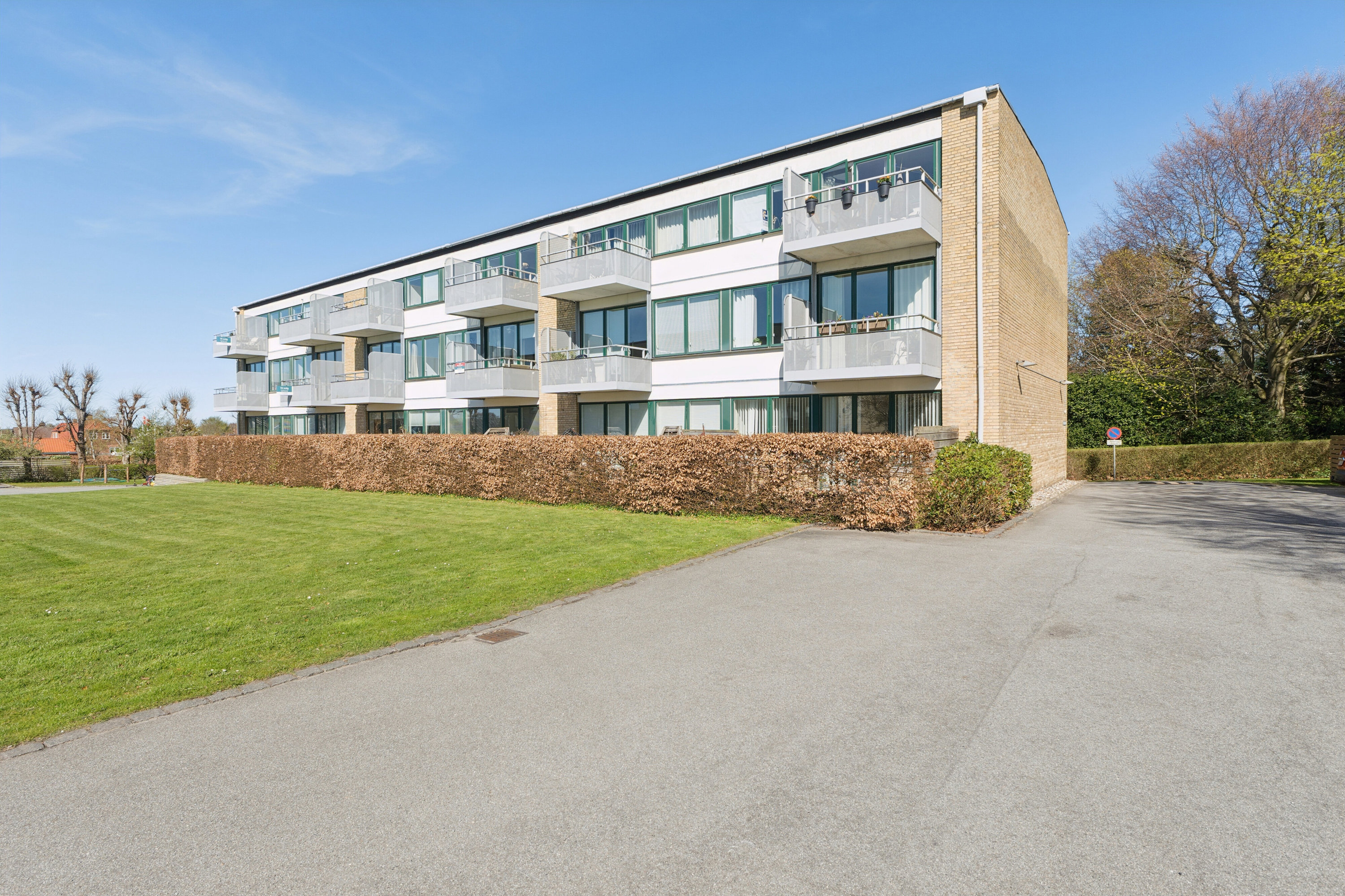 Fremhævet set fra haven billede i fuldskærmstilstand. Billede af Bybjergvej 19, 2. tv., 2970 Hørsholm