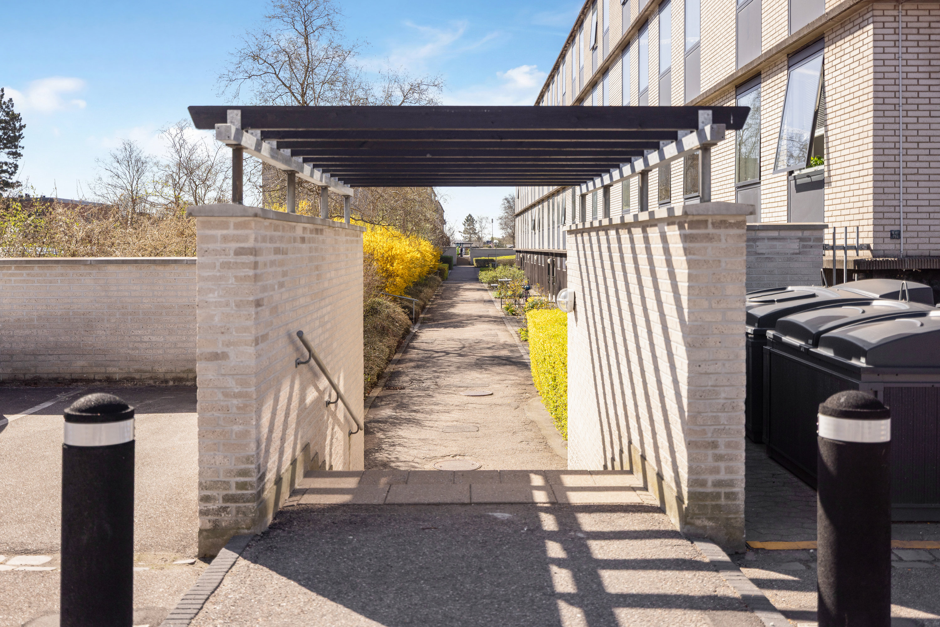 Fremhævet facade billede i fuldskærmstilstand. Billede af Pileengen 8, st.. th., 2625 Vallensbæk