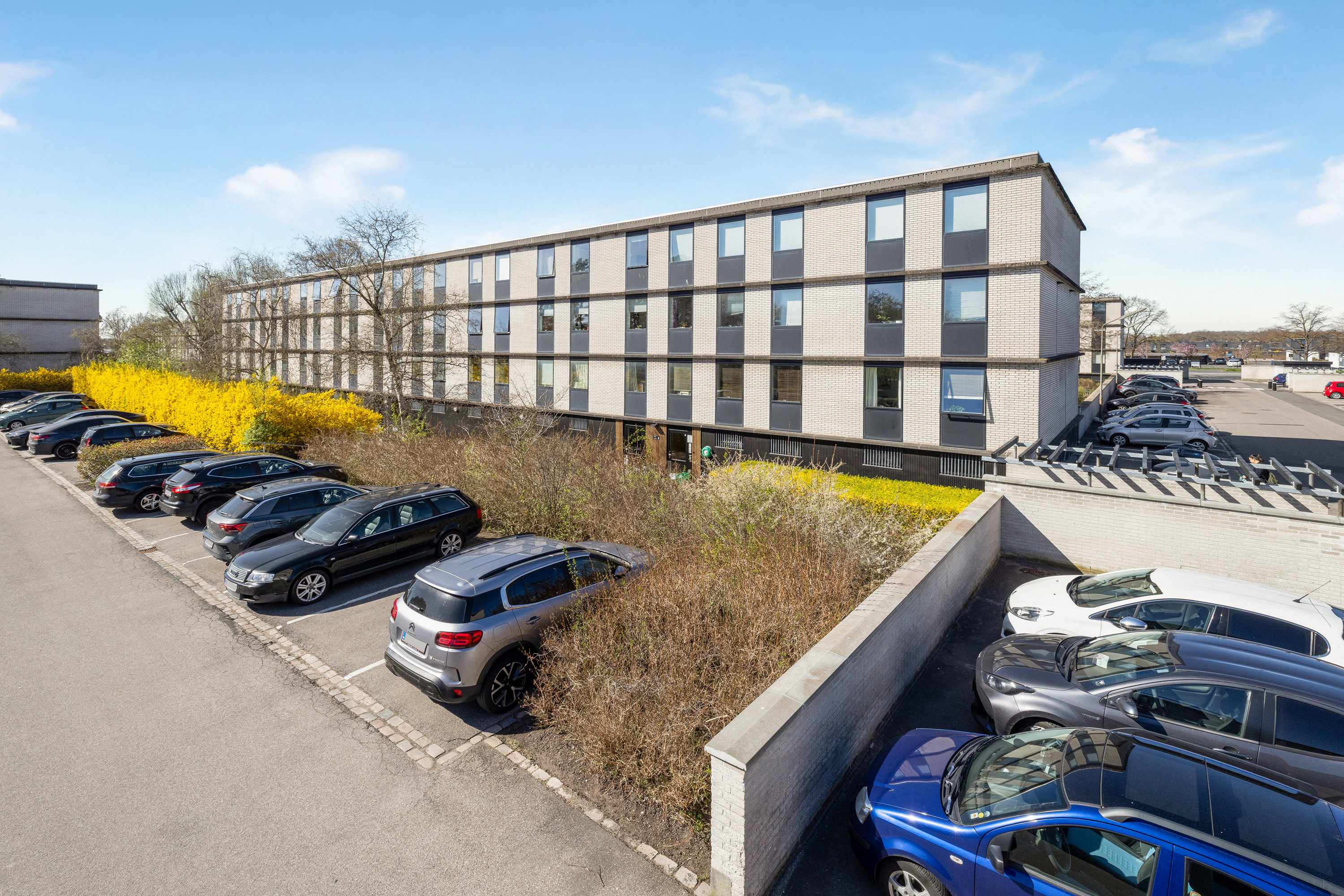 Fremhævet facade billede i fuldskærmstilstand. Billede af Pileengen 8, st.. th., 2625 Vallensbæk