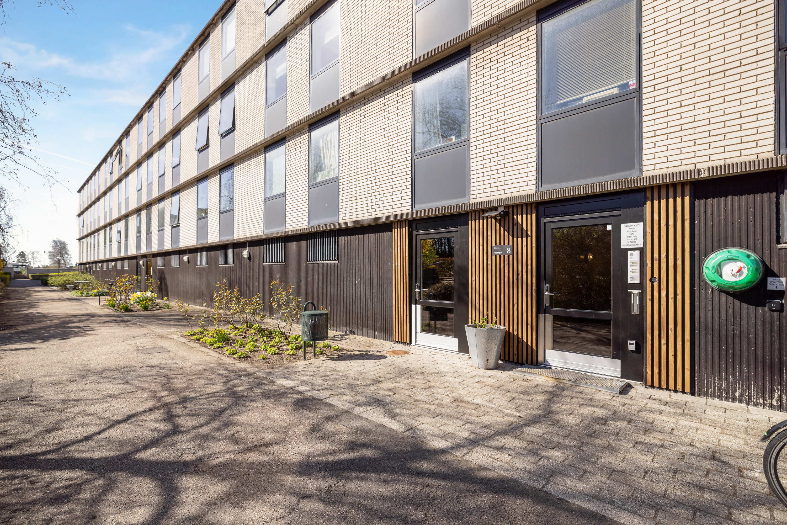 Fremhævet gårdmiljø billede i fuldskærmstilstand. Billede af Pileengen 8, st.. th., 2625 Vallensbæk