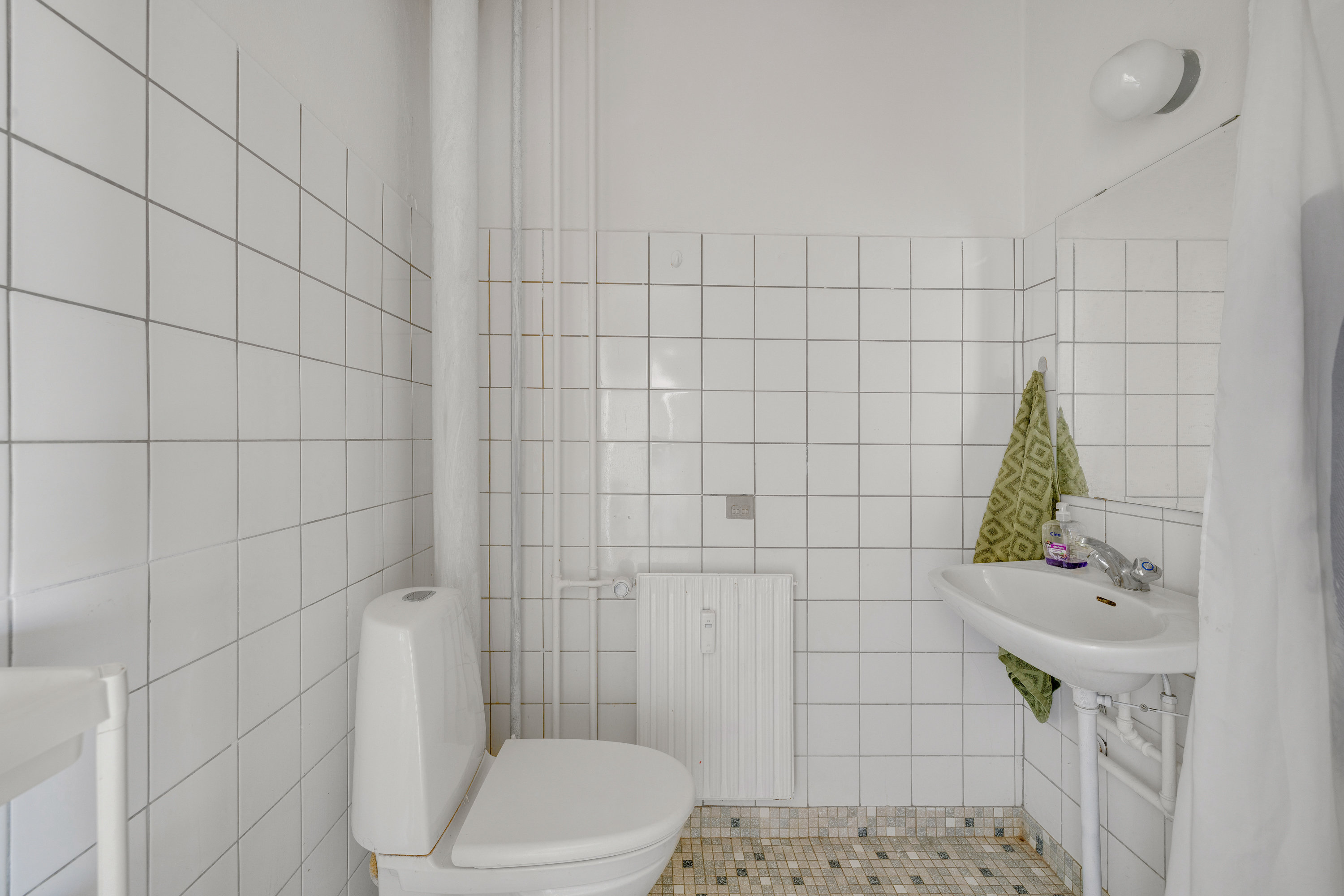 Fremhævet toilet billede i fuldskærmstilstand. Billede af Pileengen 8, st.. th., 2625 Vallensbæk