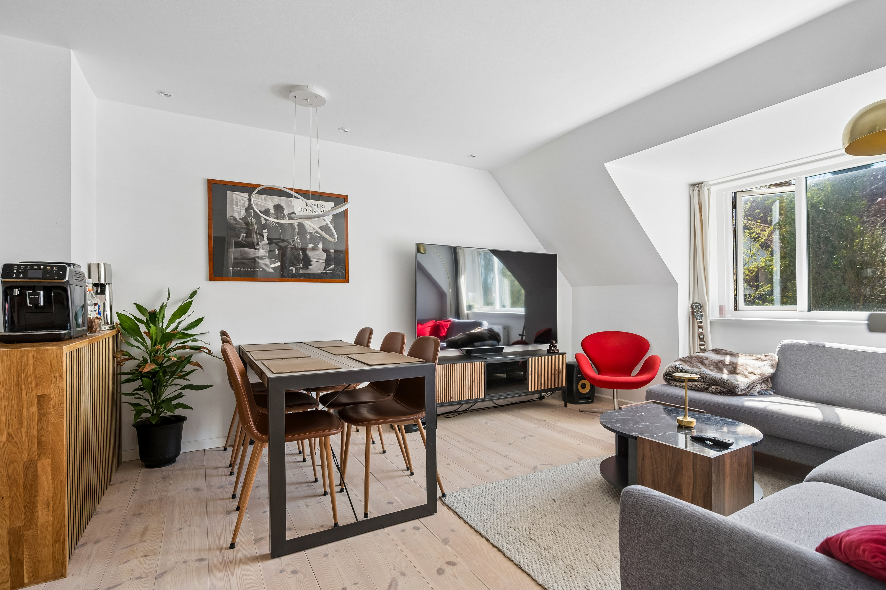 Fremhævet stue billede i fuldskærmstilstand. Billede af Kollelevbakken 9C, 1. th., 2830 Virum