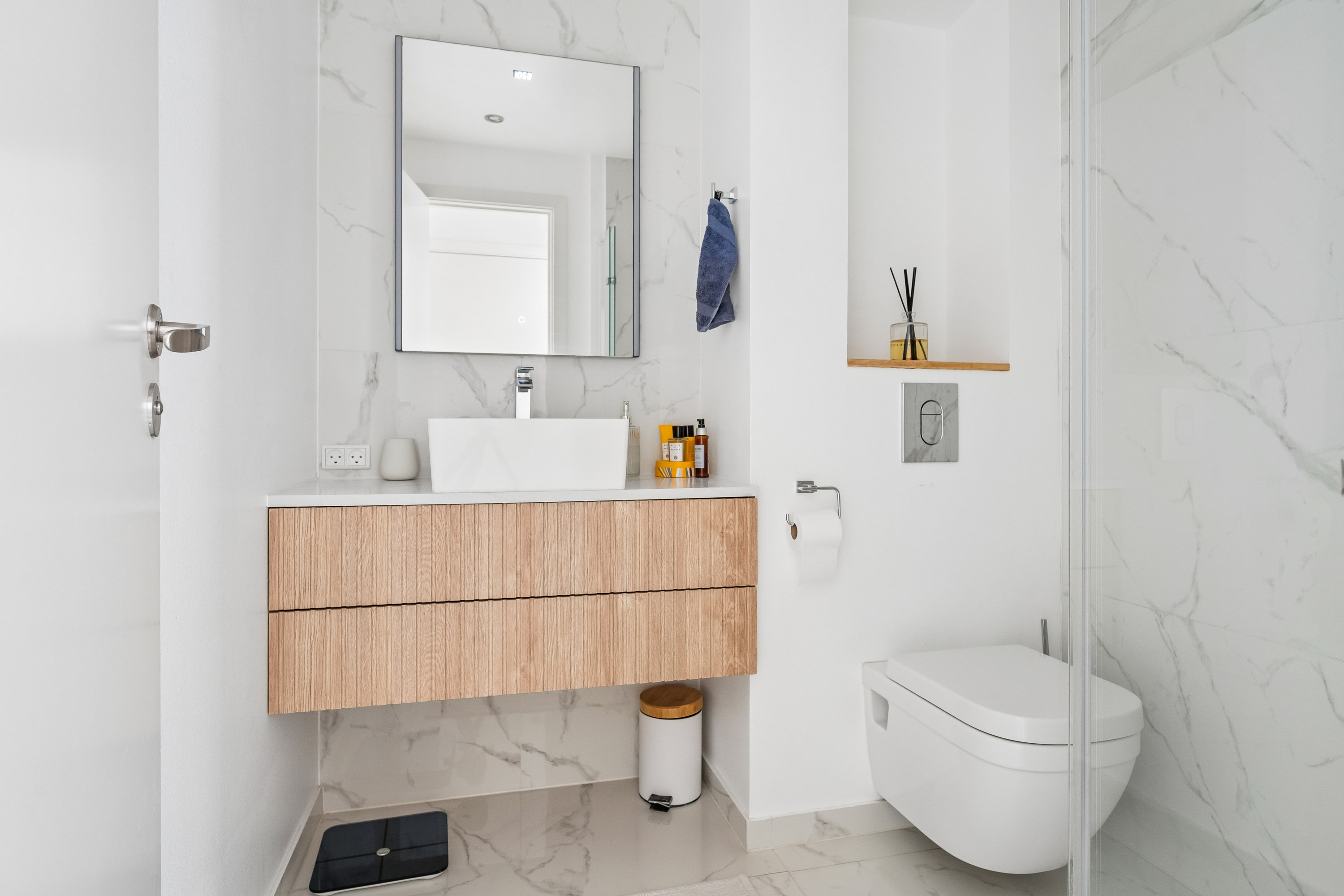 Fremhævet badeværelse billede i fuldskærmstilstand. Billede af Kollelevbakken 9C, 1. th., 2830 Virum