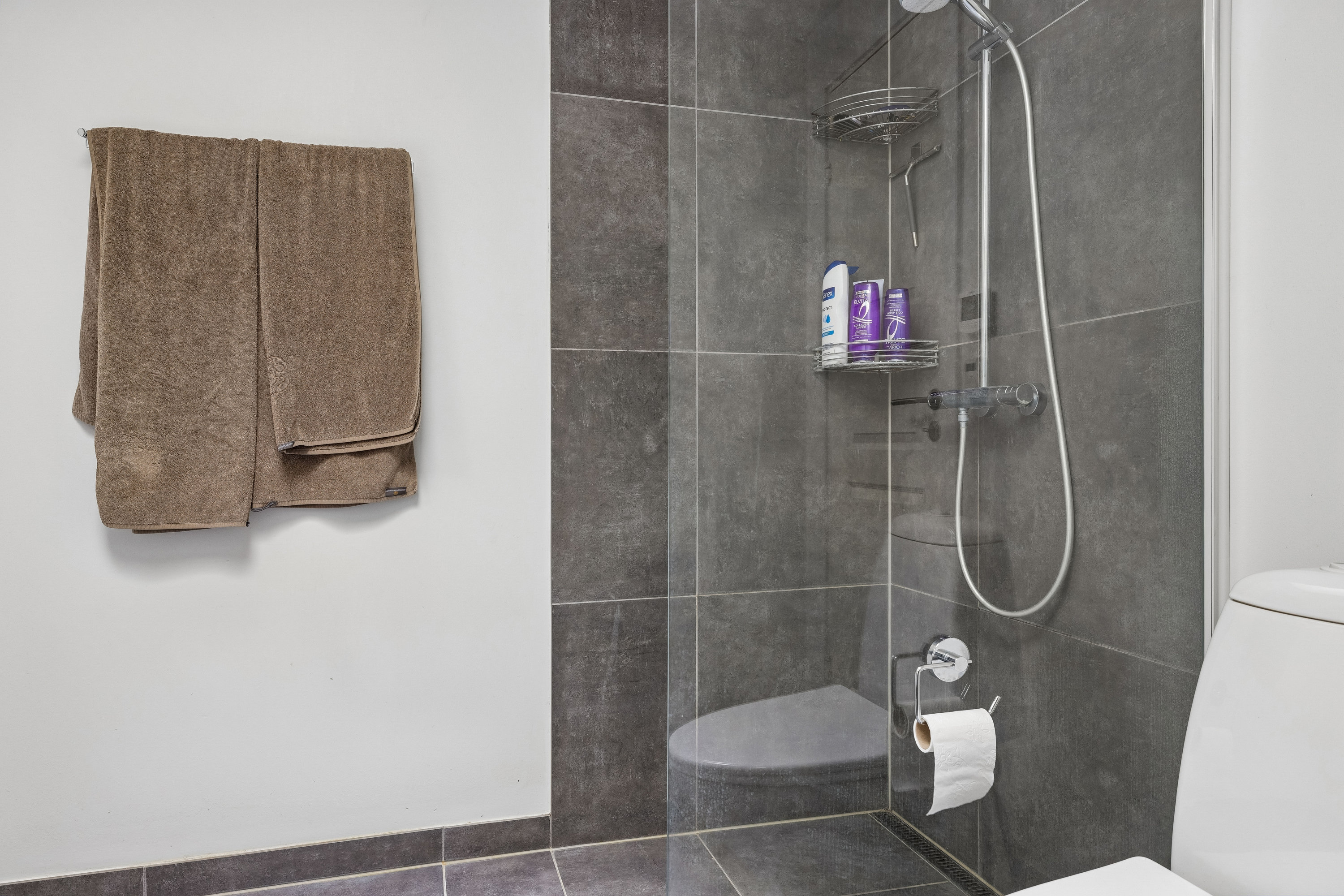 Fremhævet badeværelse billede i fuldskærmstilstand. Billede af Musvågevej 13, Snestrup, 5210 Odense NV