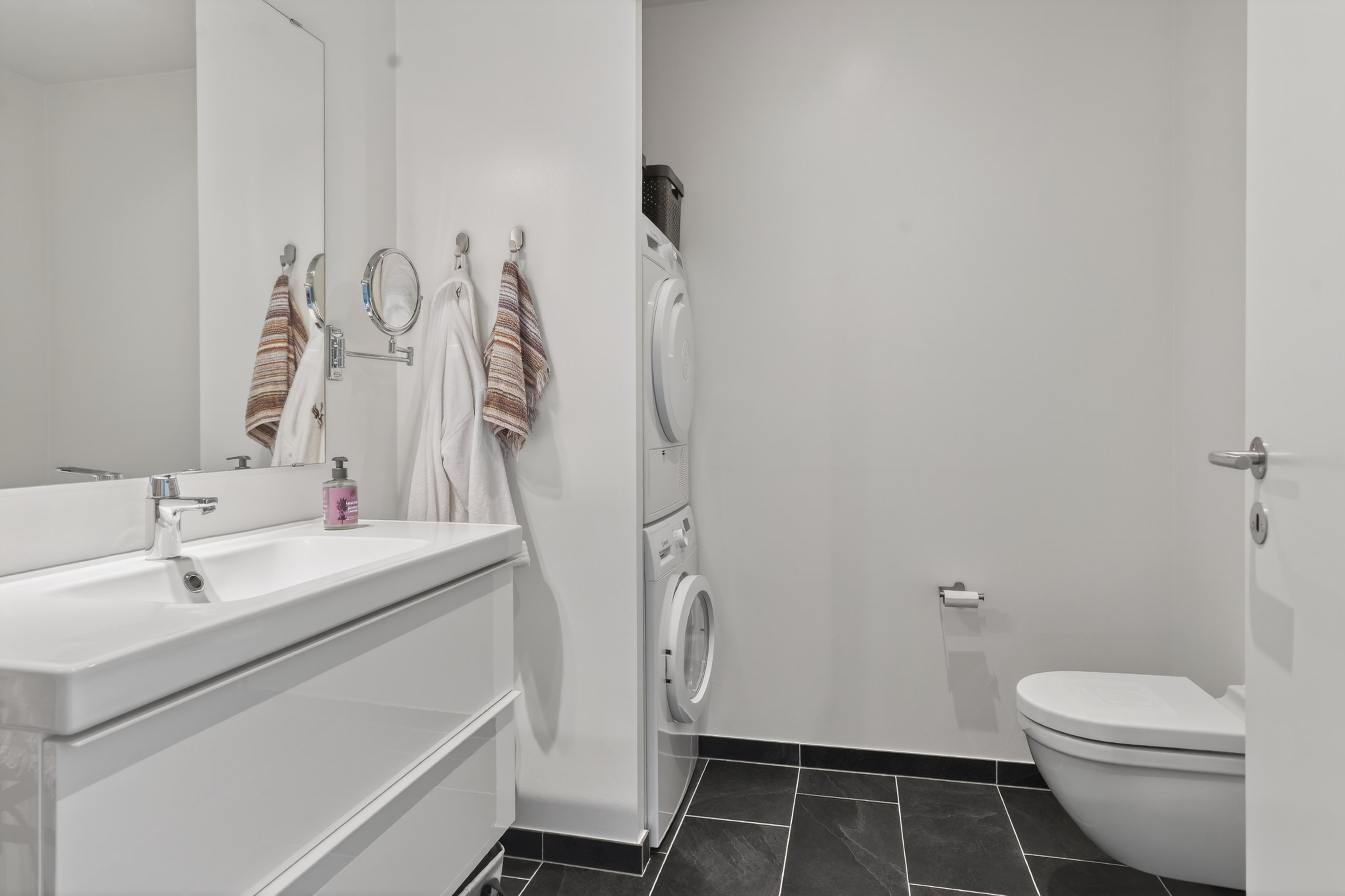 Fremhævet badeværelse billede i fuldskærmstilstand. Billede af Cirkelbuen 95, 3400 Hillerød