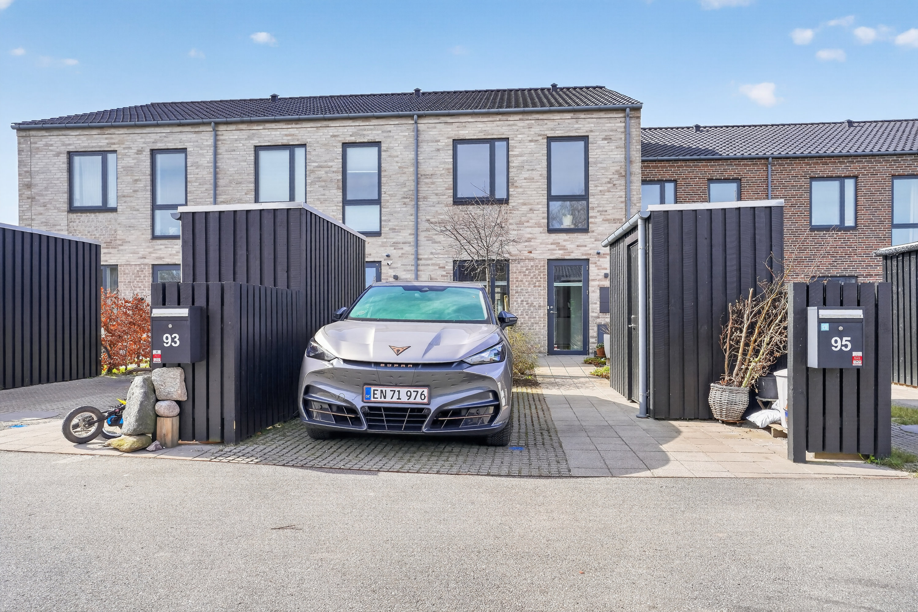 Fremhævet indkørsel billede i fuldskærmstilstand. Billede af Cirkelbuen 95, 3400 Hillerød