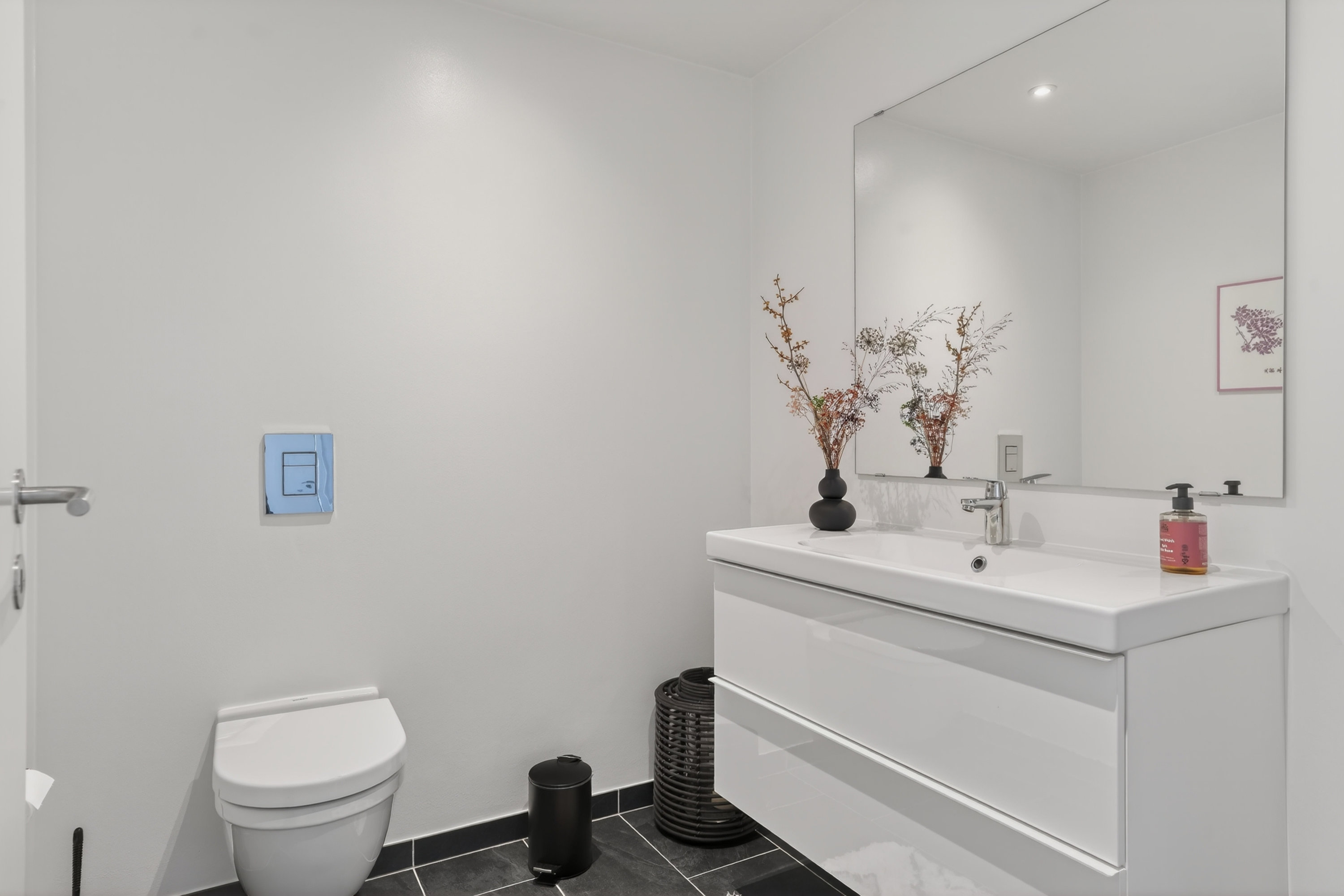 Fremhævet wc billede i fuldskærmstilstand. Billede af Cirkelbuen 95, 3400 Hillerød