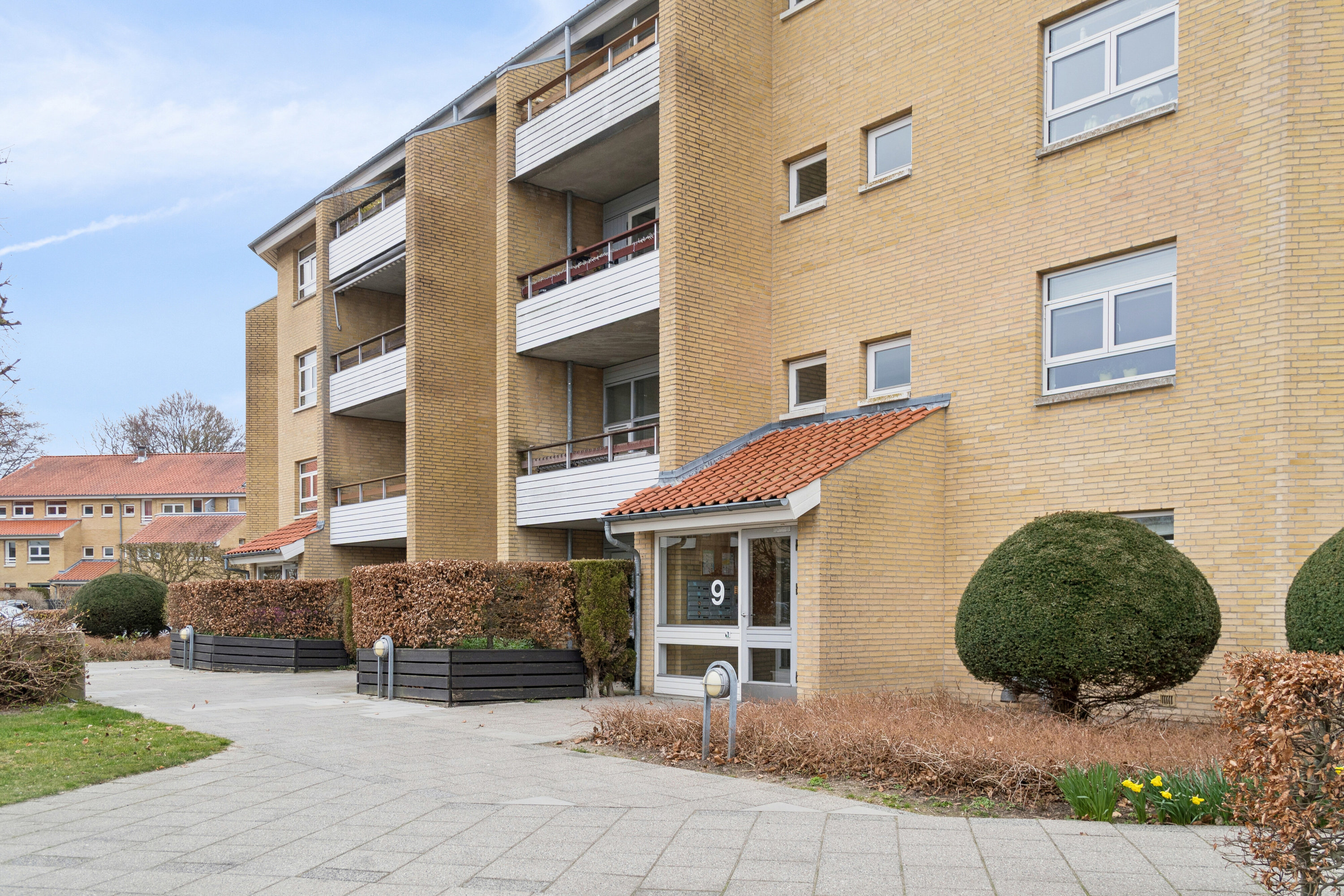 Fremhævet set fra vejen billede i fuldskærmstilstand. Billede af Mikkelborg Park 9, 3. tv., 2970 Hørsholm