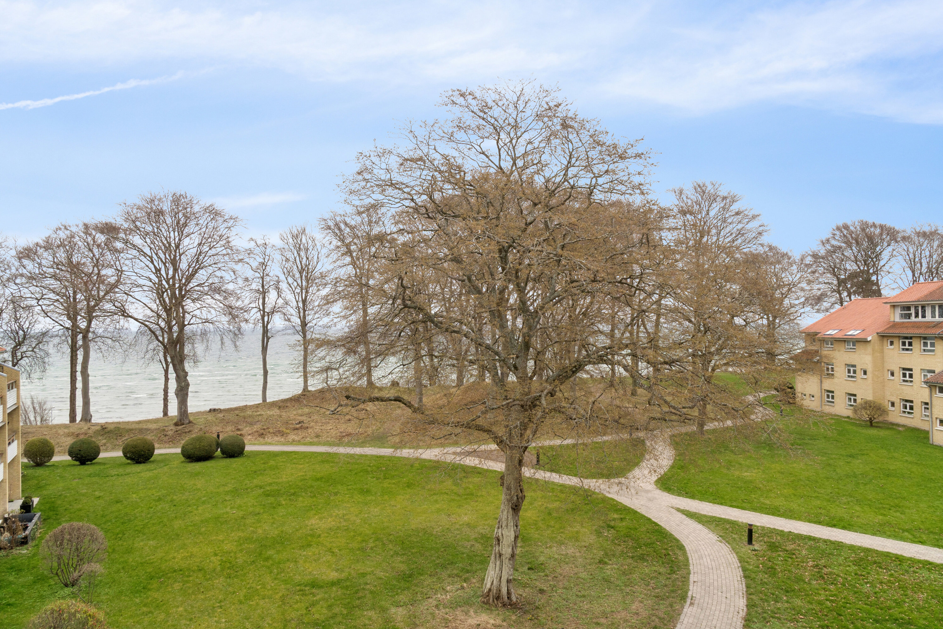 Fremhævet udendørs billede i fuldskærmstilstand. Billede af Mikkelborg Park 9, 3. tv., 2970 Hørsholm